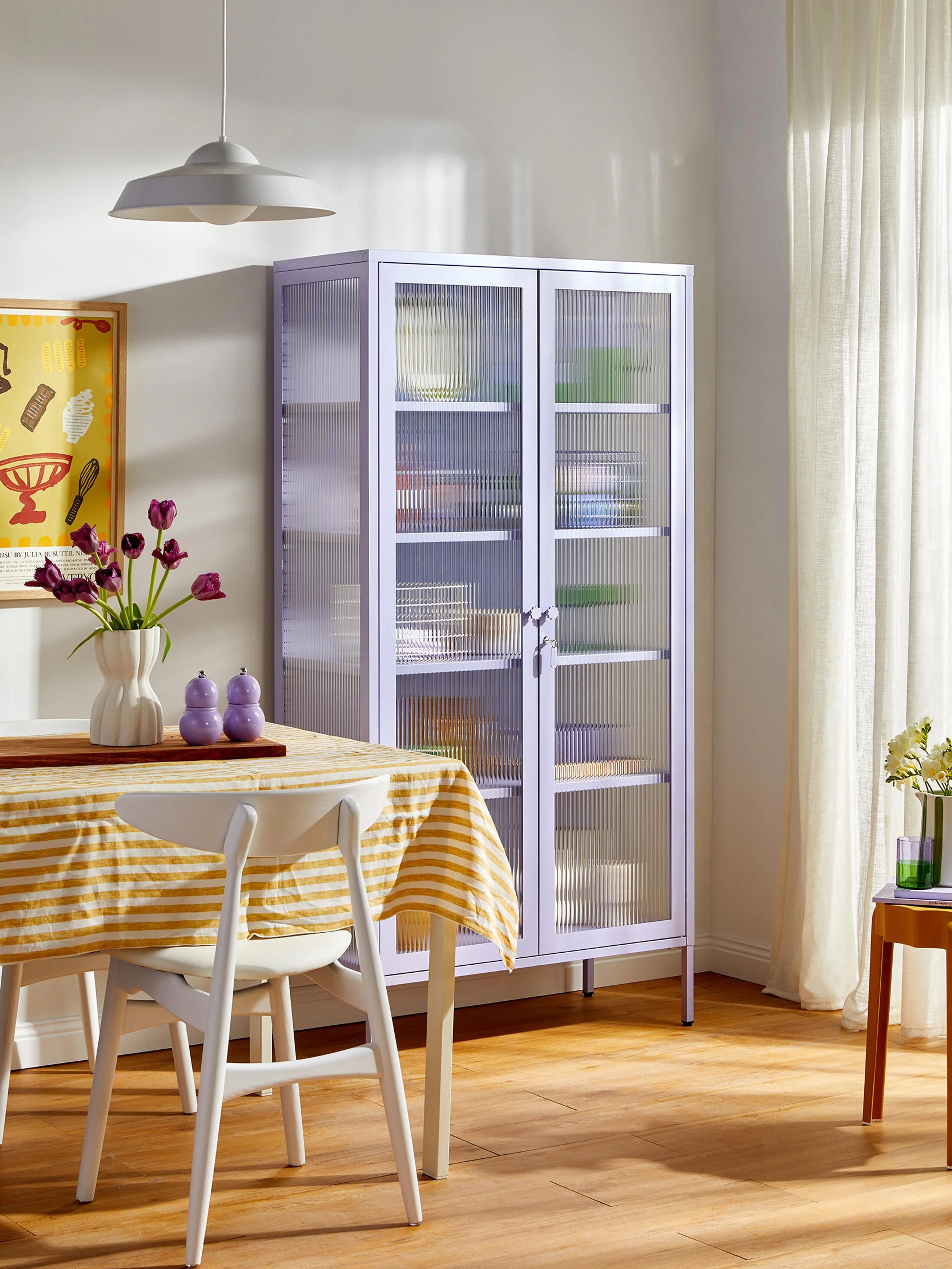Metalen vitrinekast The Collector met geribbeld glas