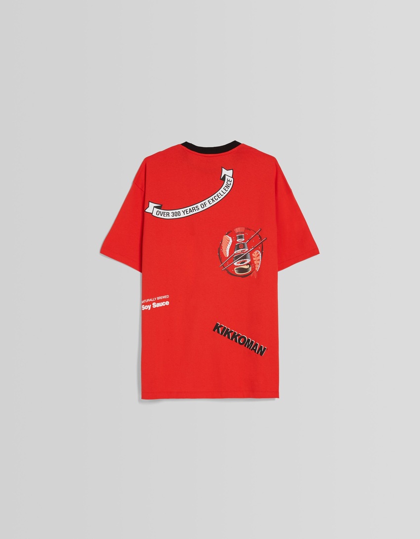 Camiseta de manga curta Kikkoman com estampa e modelagem quadrada.