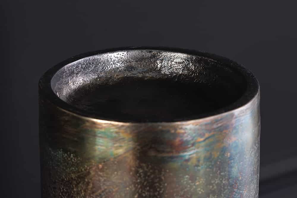Moderne Vase PRECIOUS 40cm schwarz gold Metall Hammerschlag Design