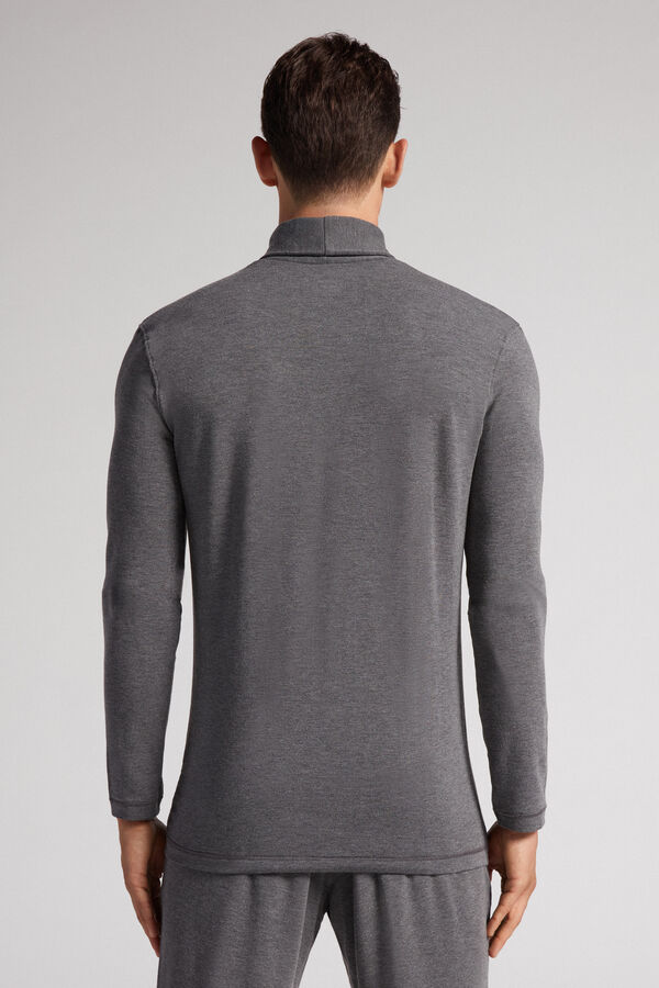Camiseta de manga comprida em modal cashmere com gola alta.