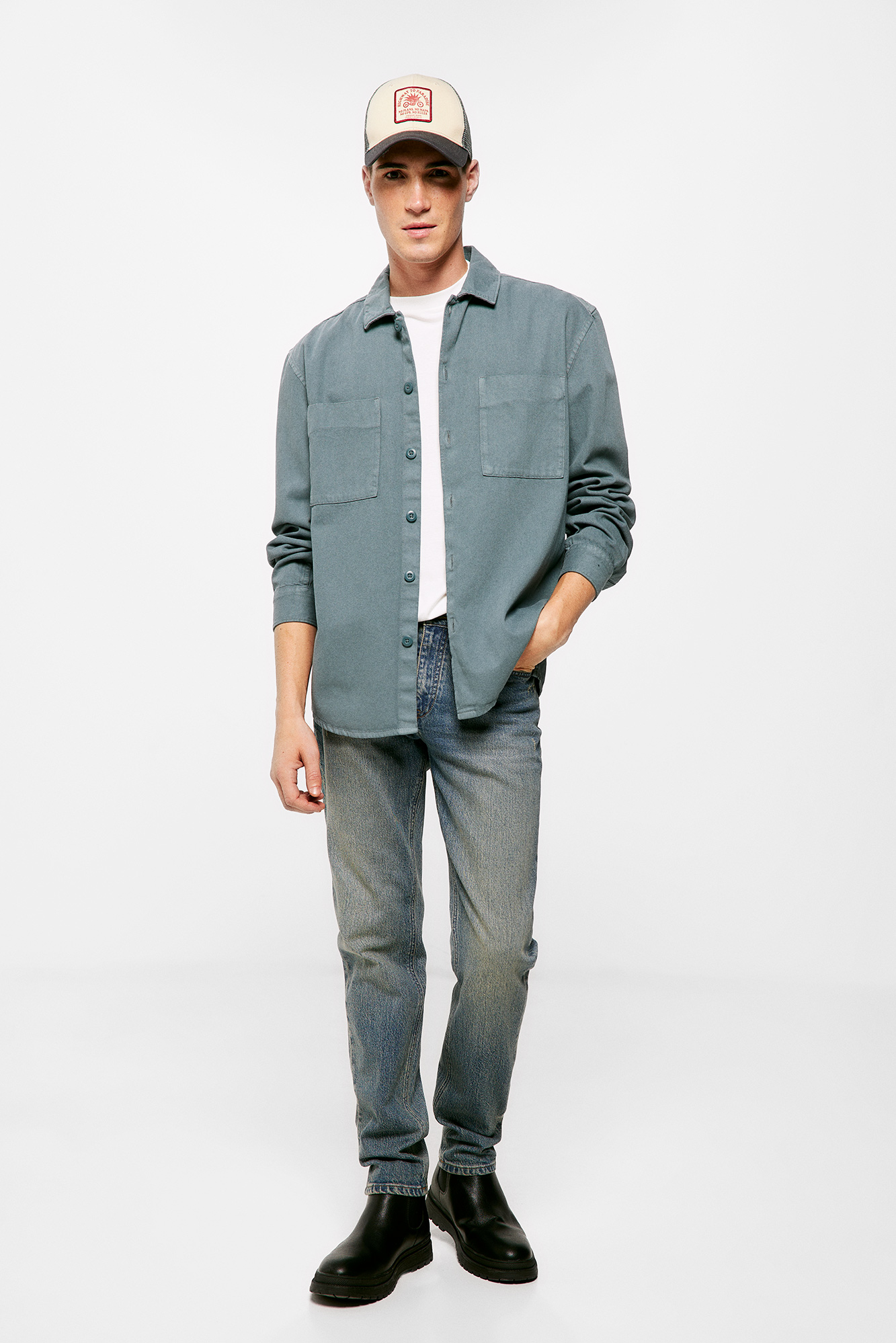 Calça jeans slim, lavagem média, levemente suja.