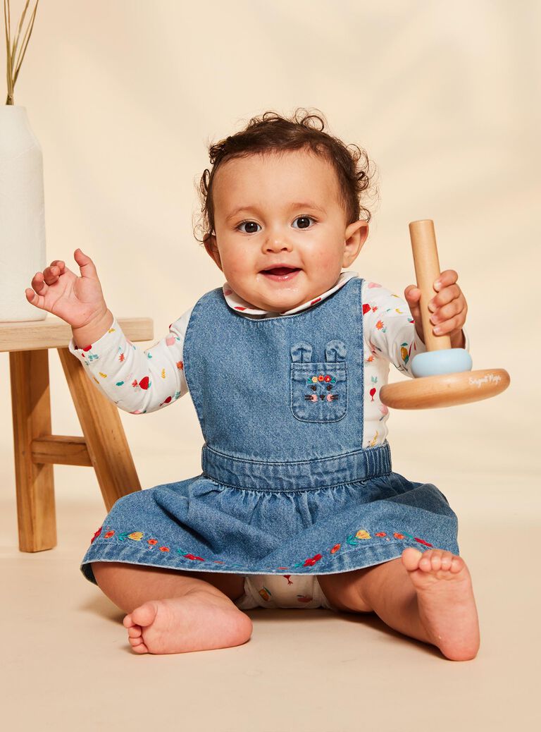Robe chasuble en jean bleu et body écru