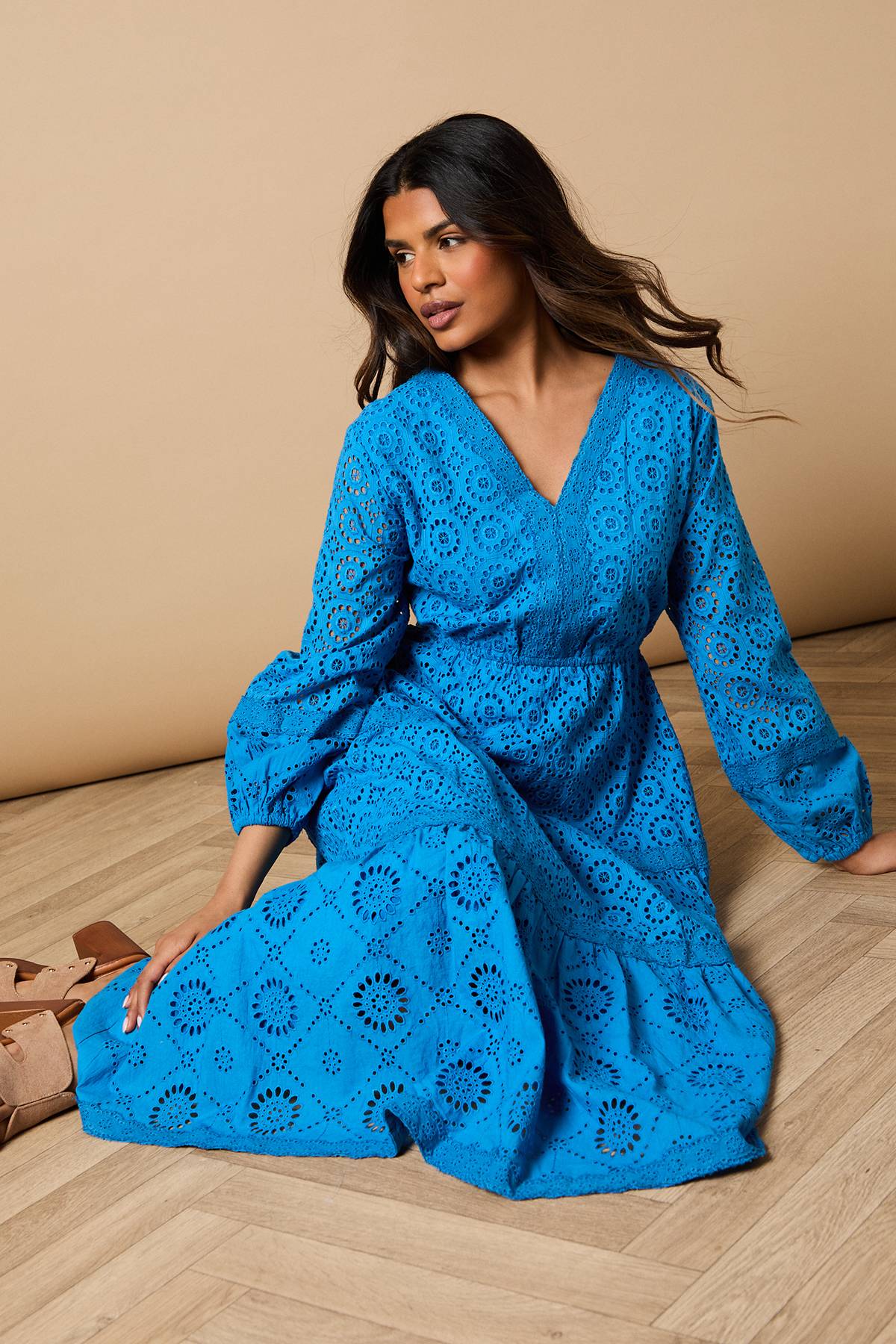 Oasis Robe Midi à Manches Bouffantes avec Détails de Broderie Anglaise