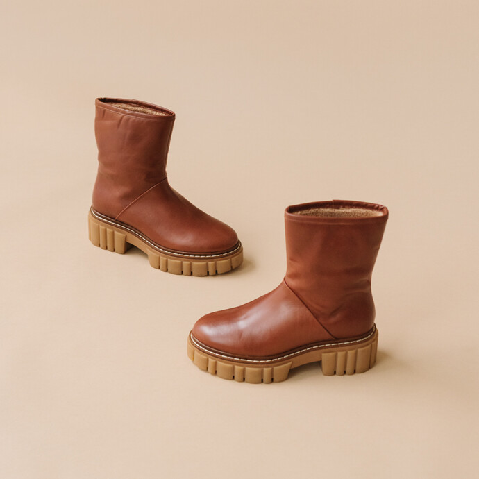 Bottines à semelles crantées  en cuir gras cognac et fourrure camel