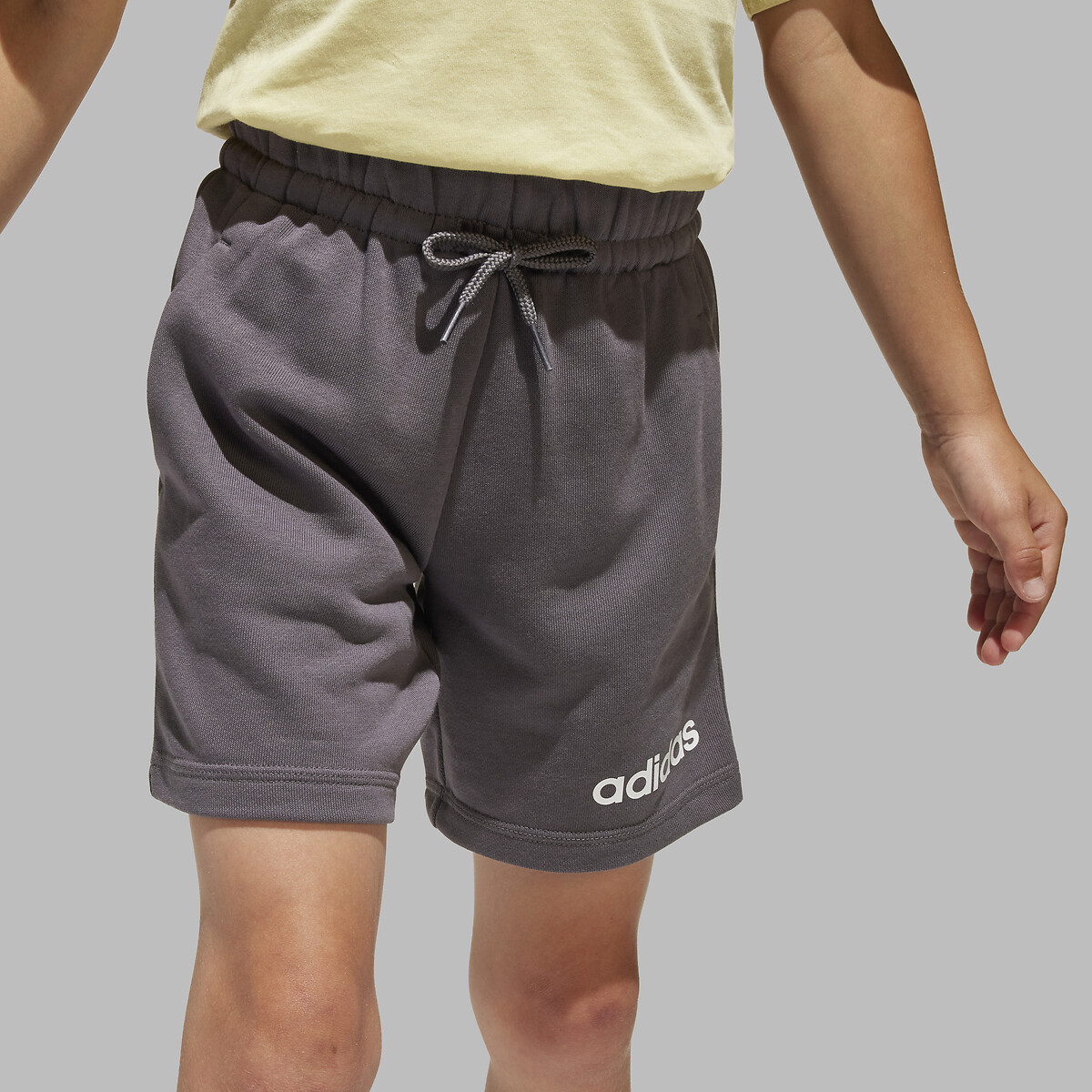 ADIDAS SPORTSWEAR<br>Conjunto 2 em 1, camiseta e shorts