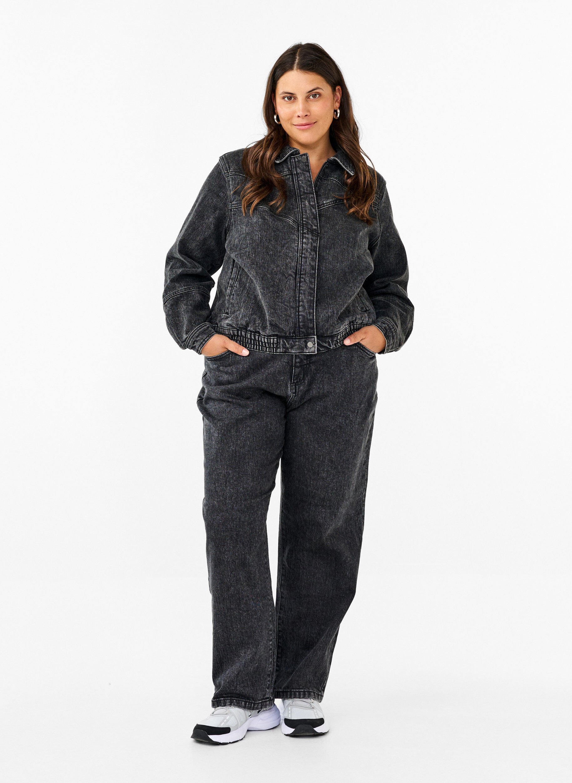 Løs jeans med cropped længde