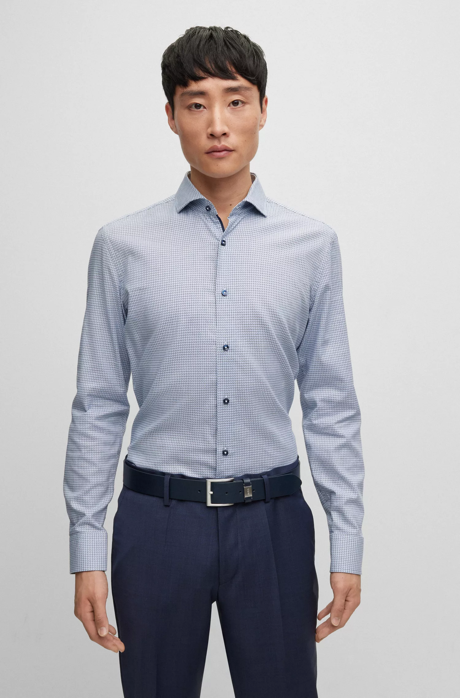 Camisa BOSS preta de corte slim, em algodão estruturado com elastano, fácil de passar.