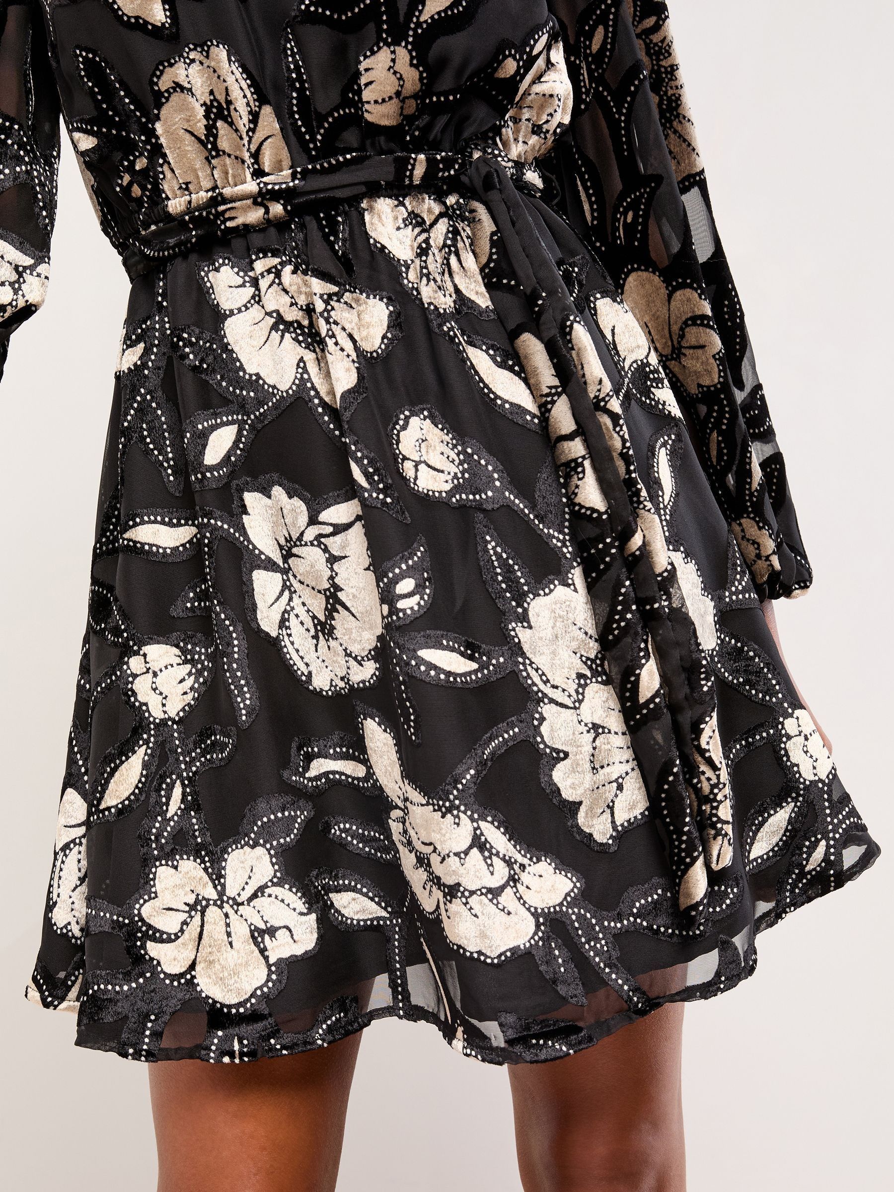 Zwart fluweel - Lipsy Print Lace Insert and Studs Long Sleeve High Neck Waisted Mini Dress