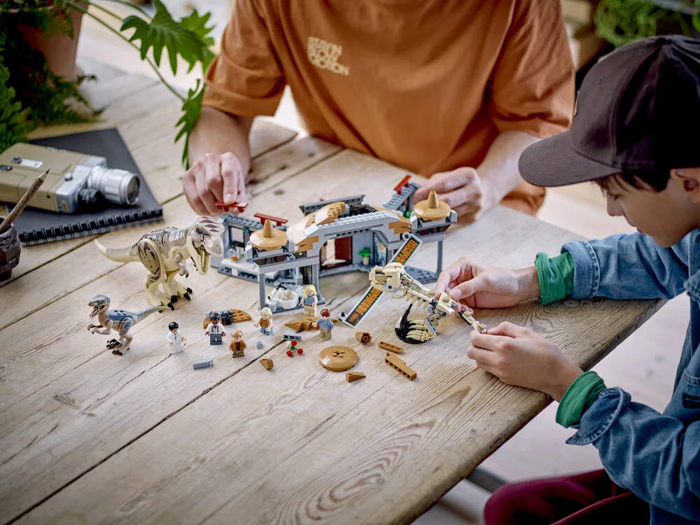 LEGO®JURASSIC WORLD ™ 76961 - LE CENTRE DES VISITEURS : L’ATTAQUE DU T. REX ET DU VELOCIRA