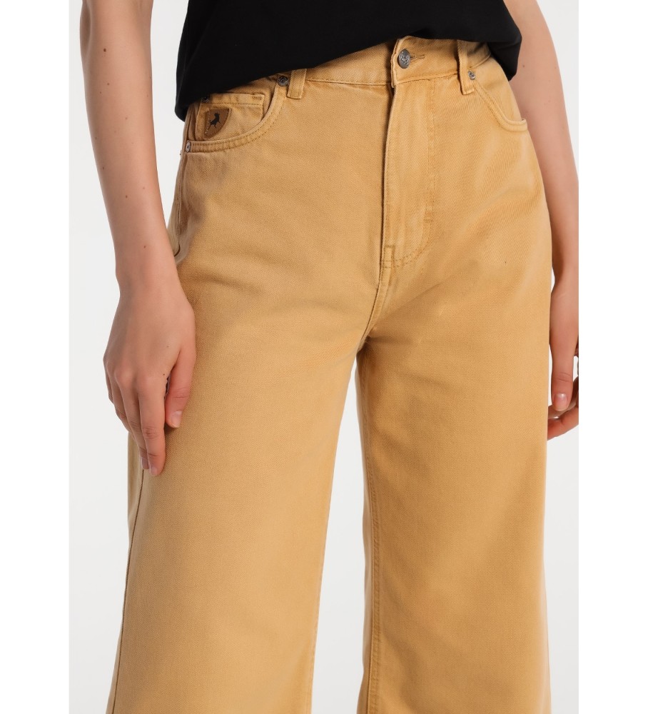 Calça jeans Lois Jeans, corte reto e largo, cor marrom.
