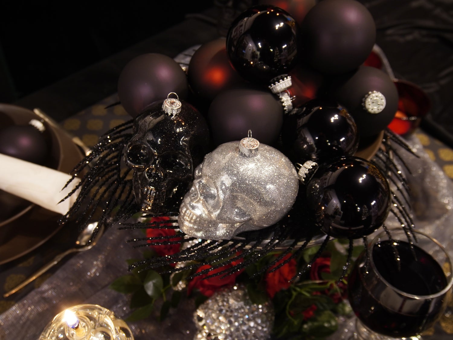 Glazen ornament in de vorm van een schedel, 10 cm, met zwarte en zilveren glitters, mondgeblazen en met de hand versierd, 2 stuks, kerstballen, kerstversieringen, kerstversieringen