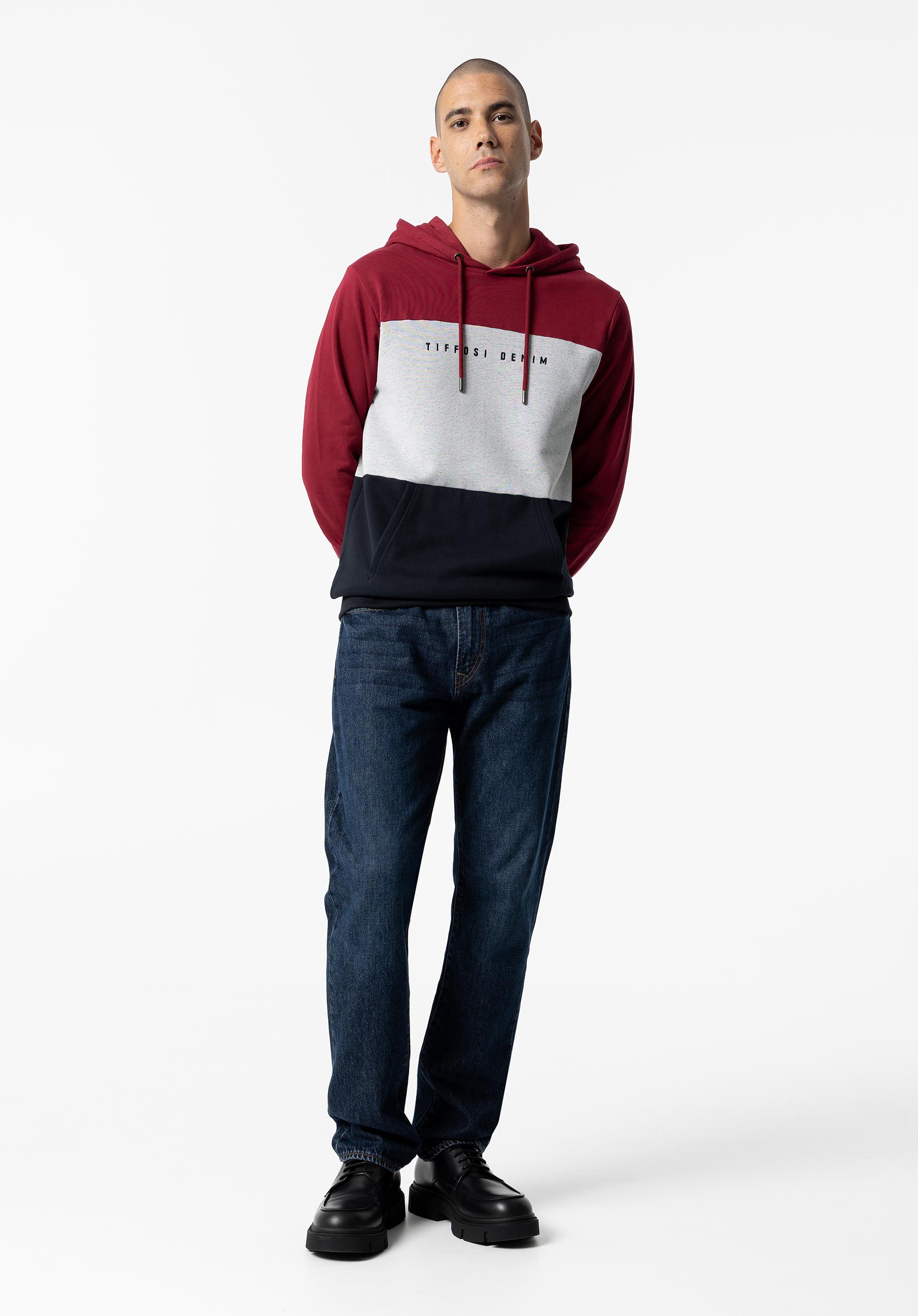 Hoodie Tricolor com Bordado Frontal