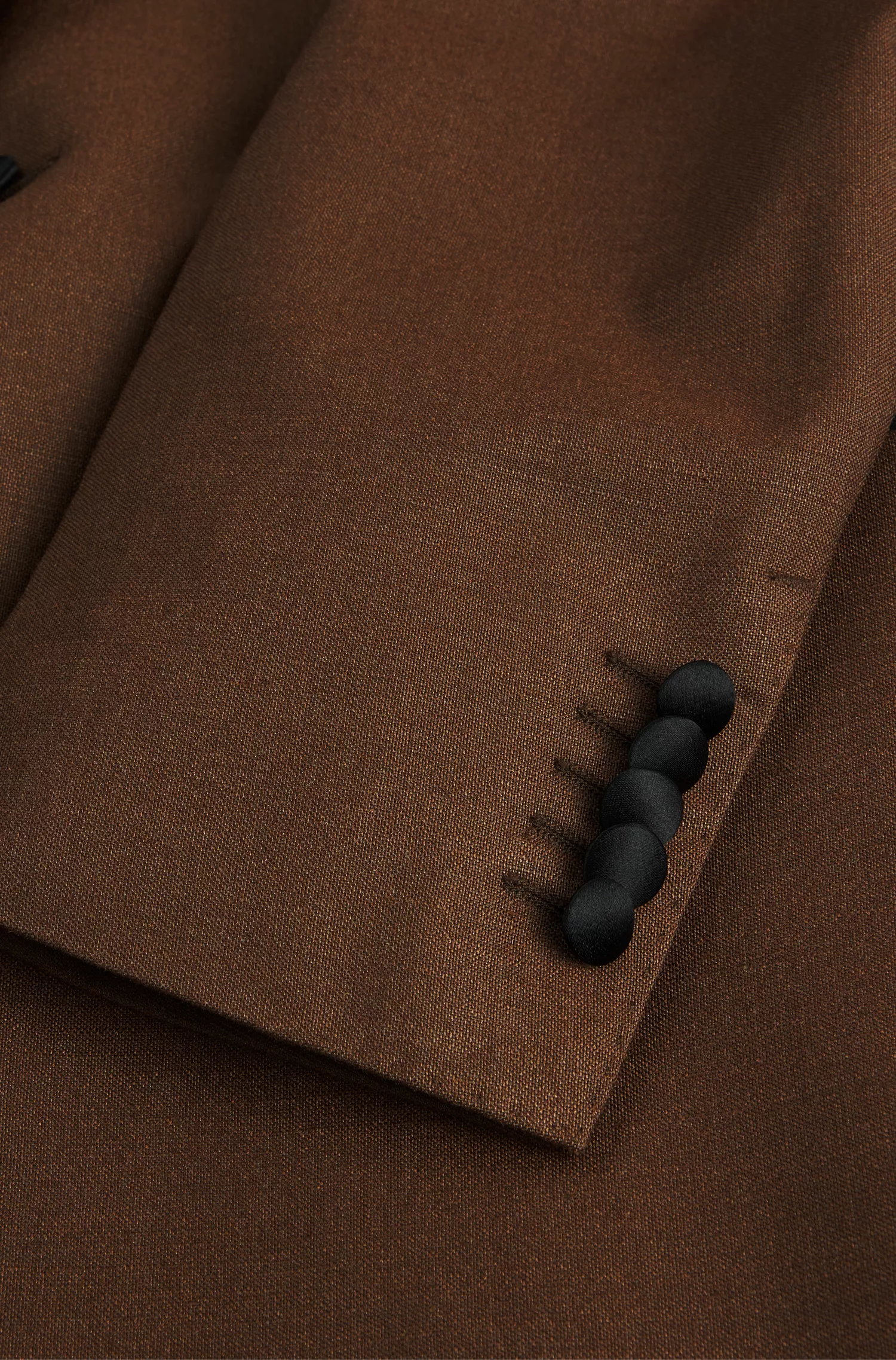 Terno slim fit BOSS na cor camelo, em seda e lã com microestampa.