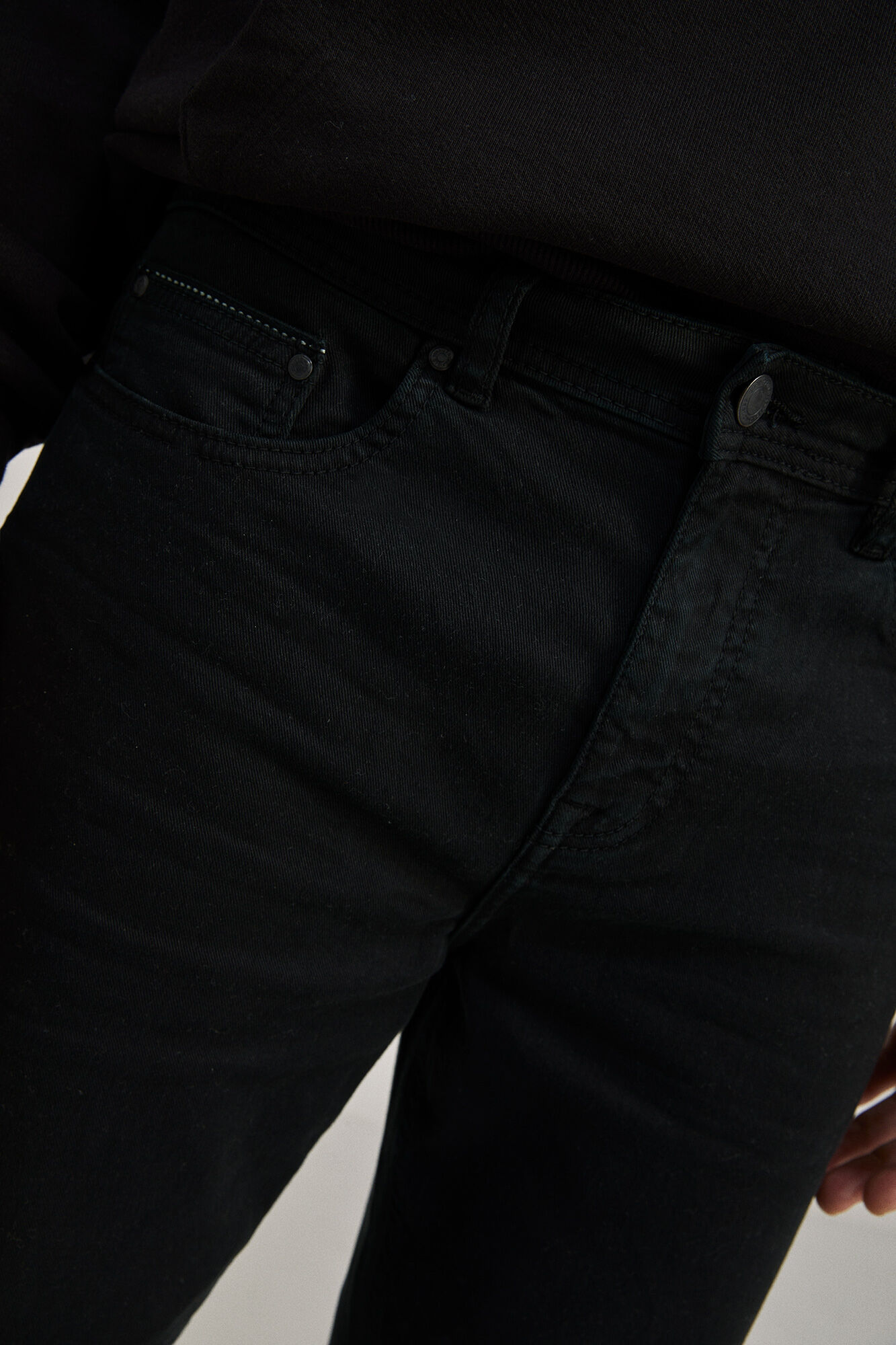 Calça slim com 5 bolsos na cor preta.
