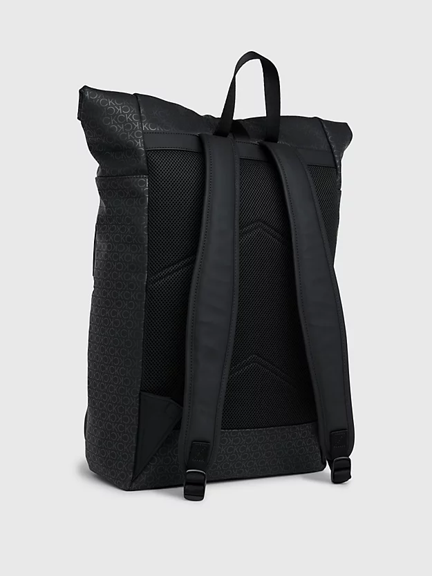 Mochila com fecho de enrolar e logotipo.