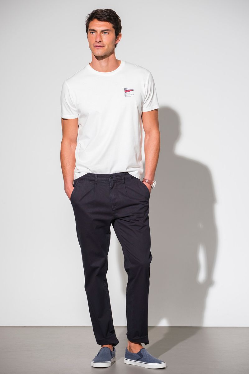 T-SHIRT COM BADGE