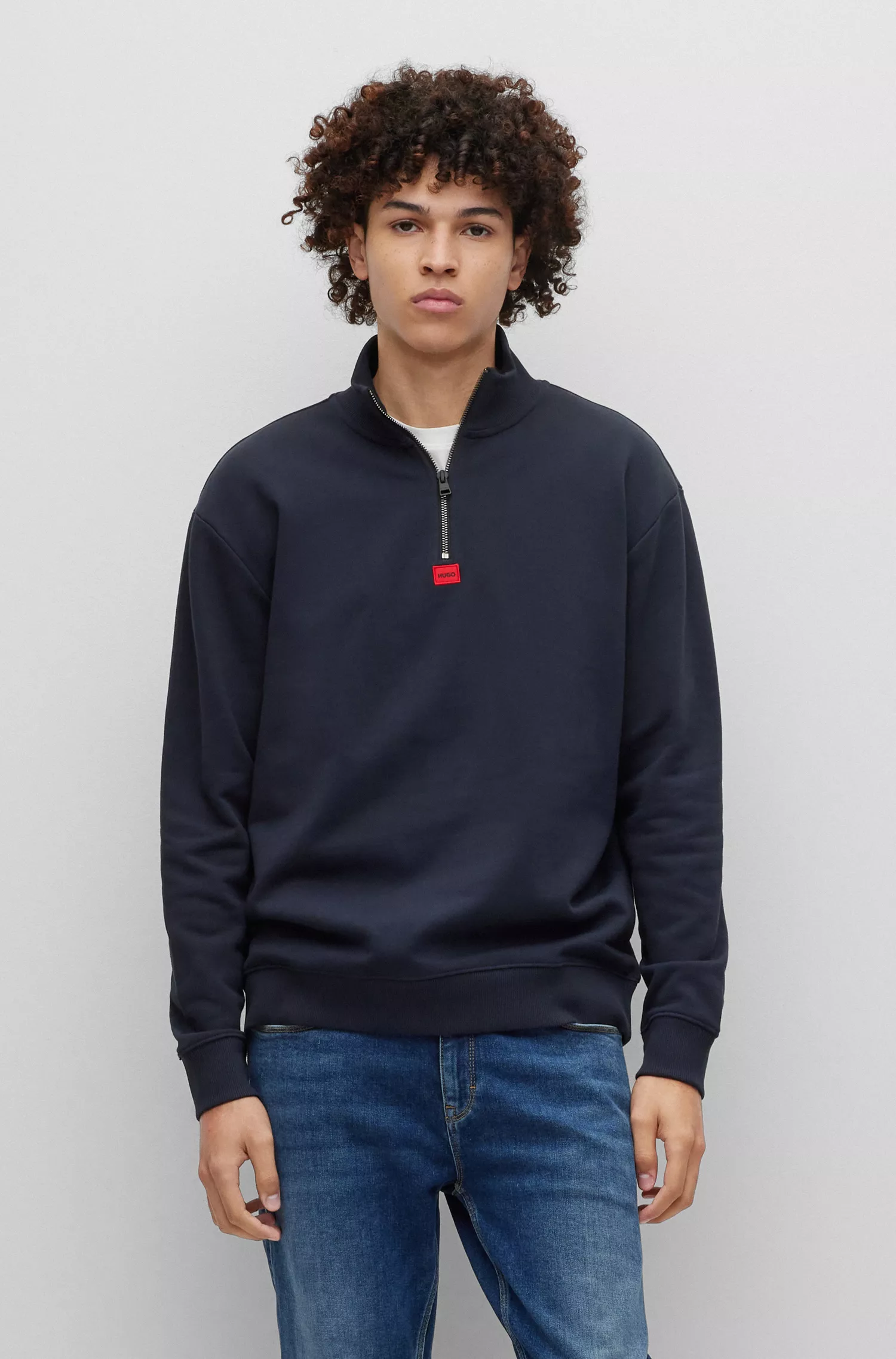 Moletom HUGO vermelho com gola zip-neck e modelagem relaxada em algodão felpudo francês.