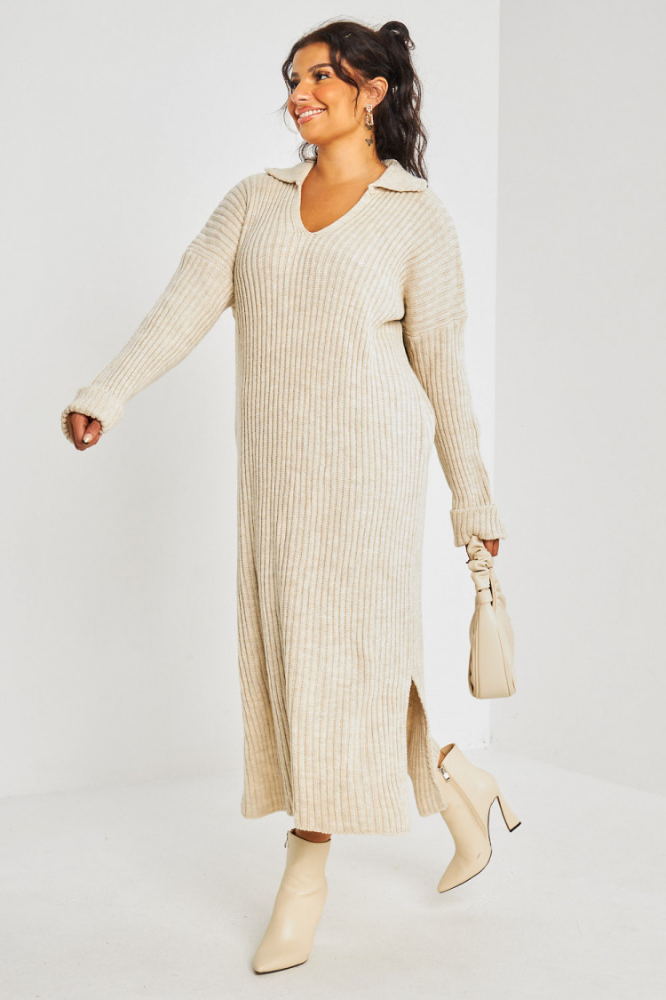 Robe longue beige en maille à col à rabats