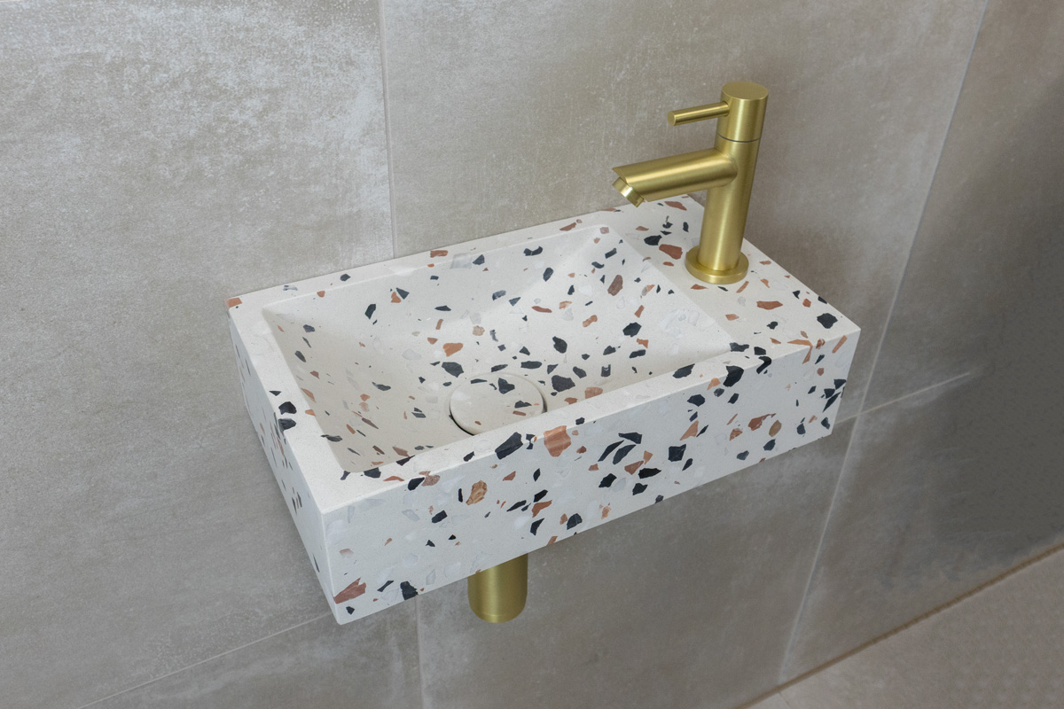 Saniclear Terrazzo fonteinset met rechte kraan in geborsteld messing