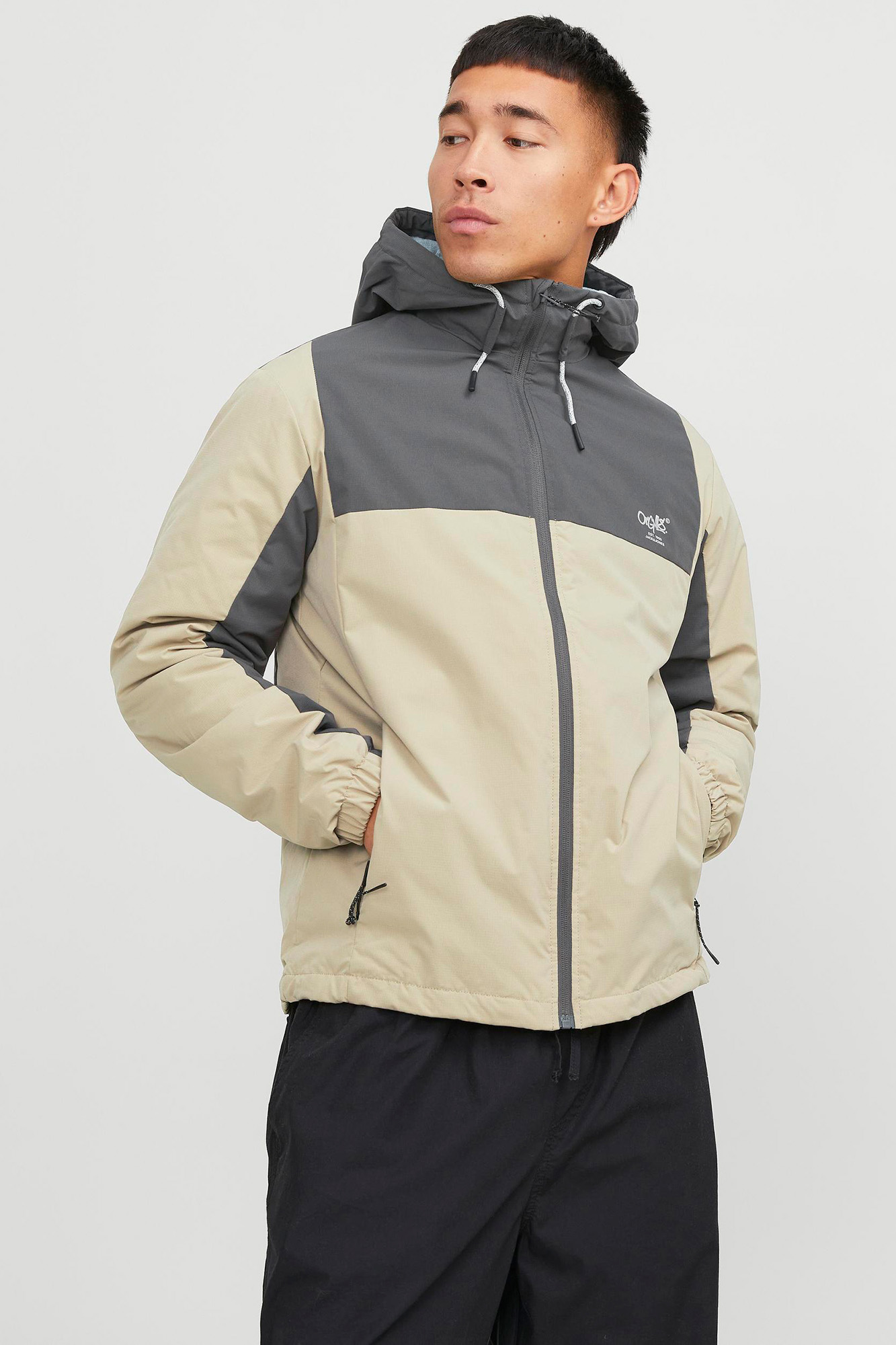 Jaqueta softshell com capuz e blocos de cores