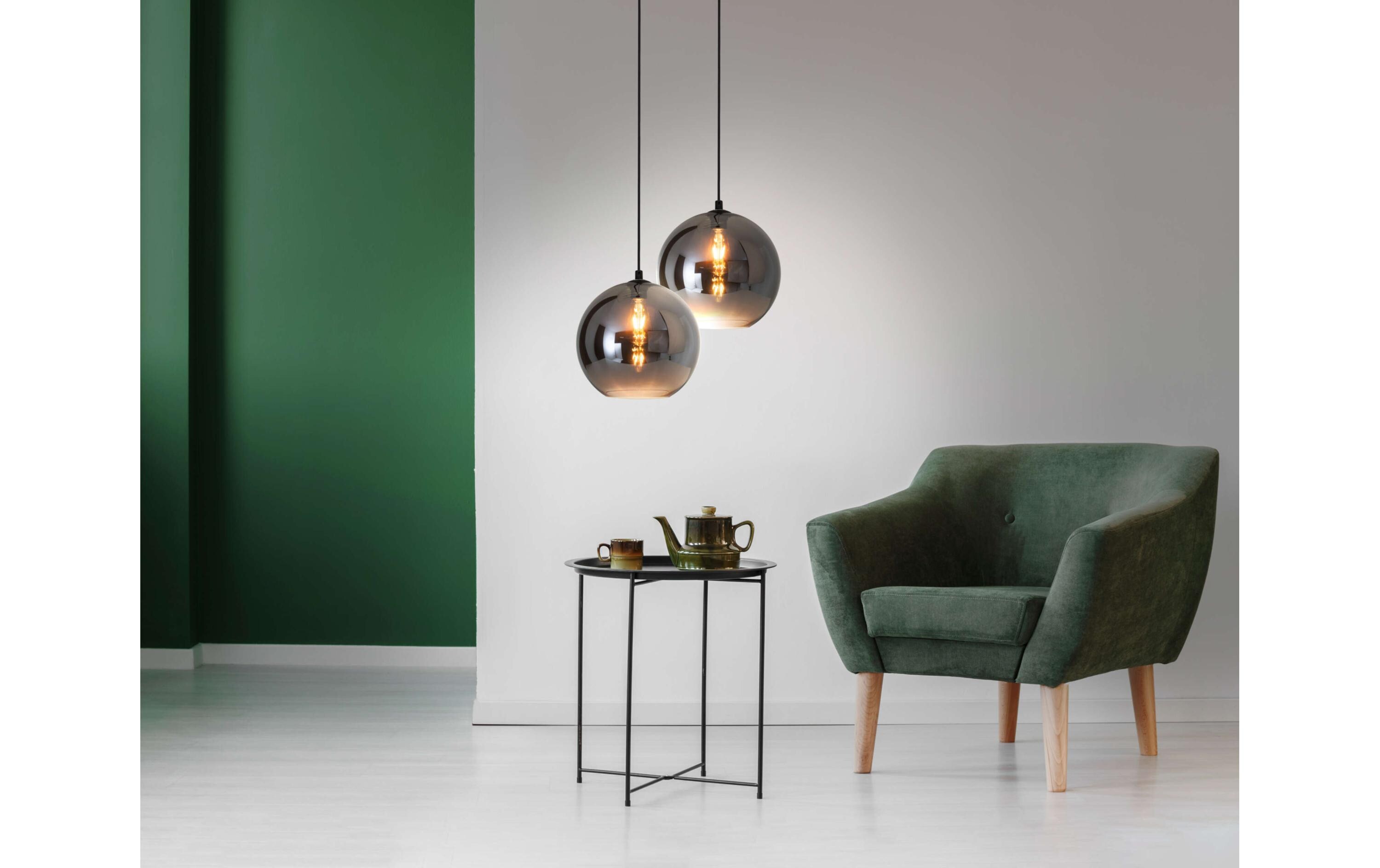 Pendelleuchte «Vaso»Eine Hängeleuchte aus Metall und Glas in einer Kugelform