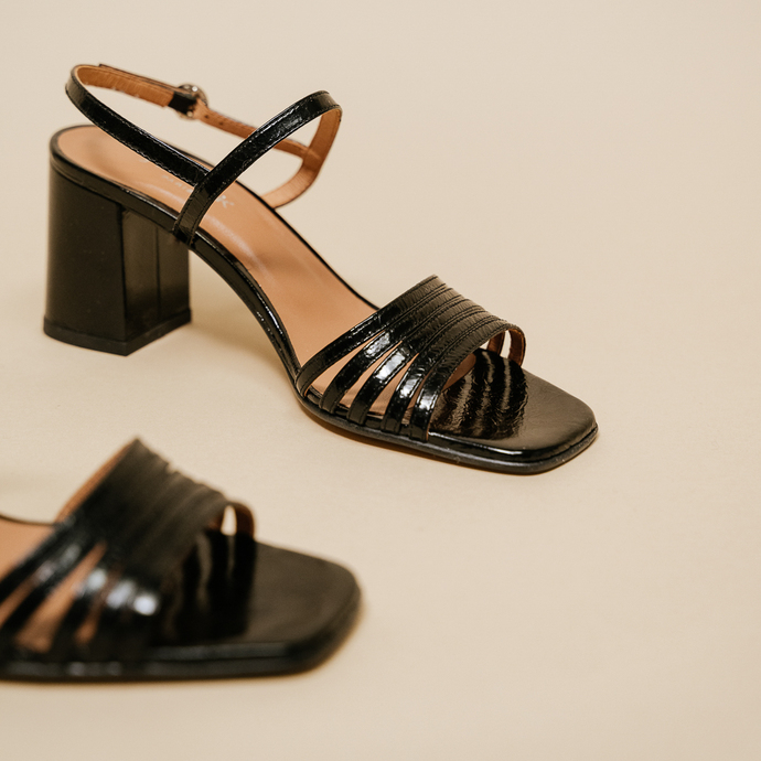 Sandales à bouts carrés et brides  en cuir brillant noir