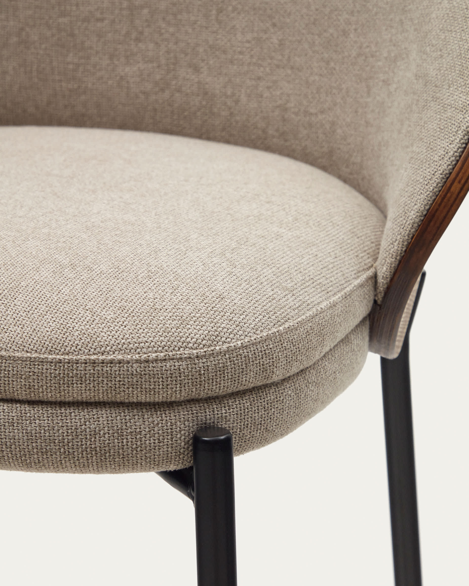 Kave Home - Eamy kruk in lichtbruin chenille en in essenhoutfineer met
