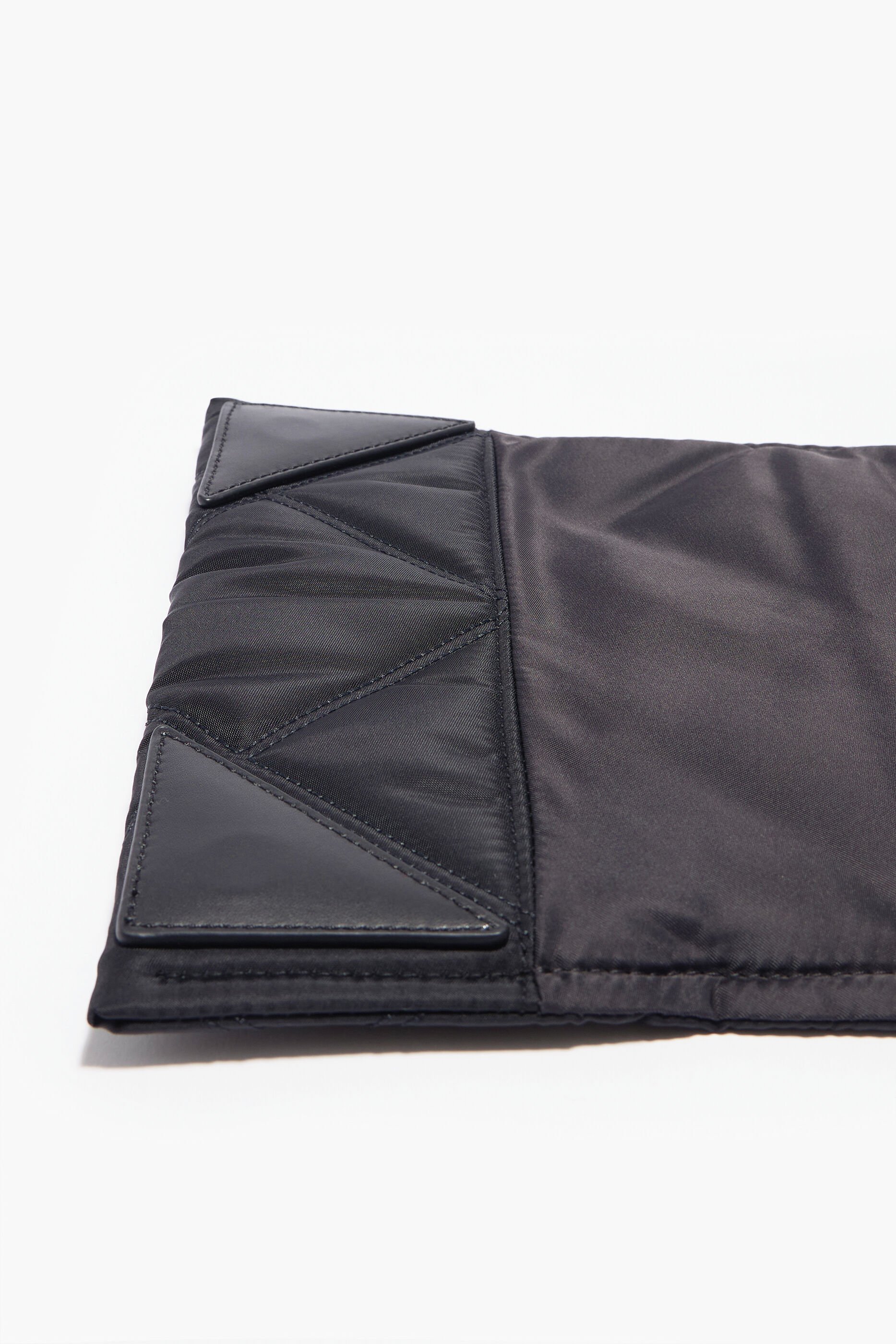 Bolsa de ombro M em nylon com aba, preta.