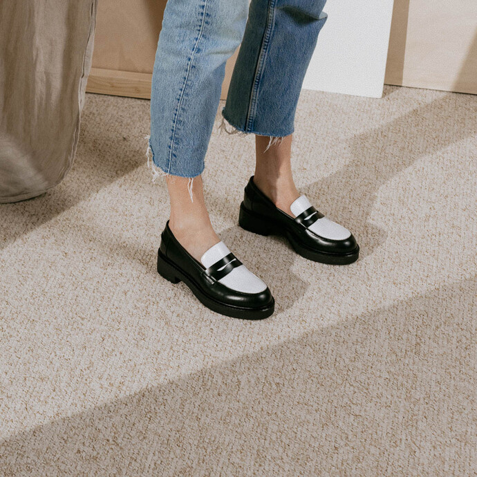 Mocassins à semelles épaisses  en cuir glacé noir et blanc