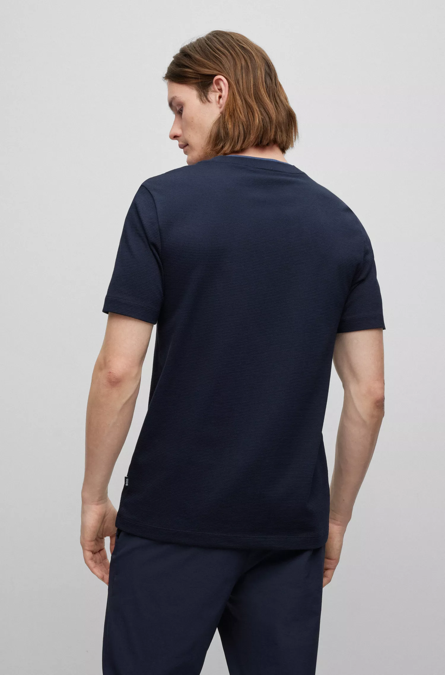 Camiseta BOSS preta de corte slim, confeccionada em algodão estruturado com gola dupla.