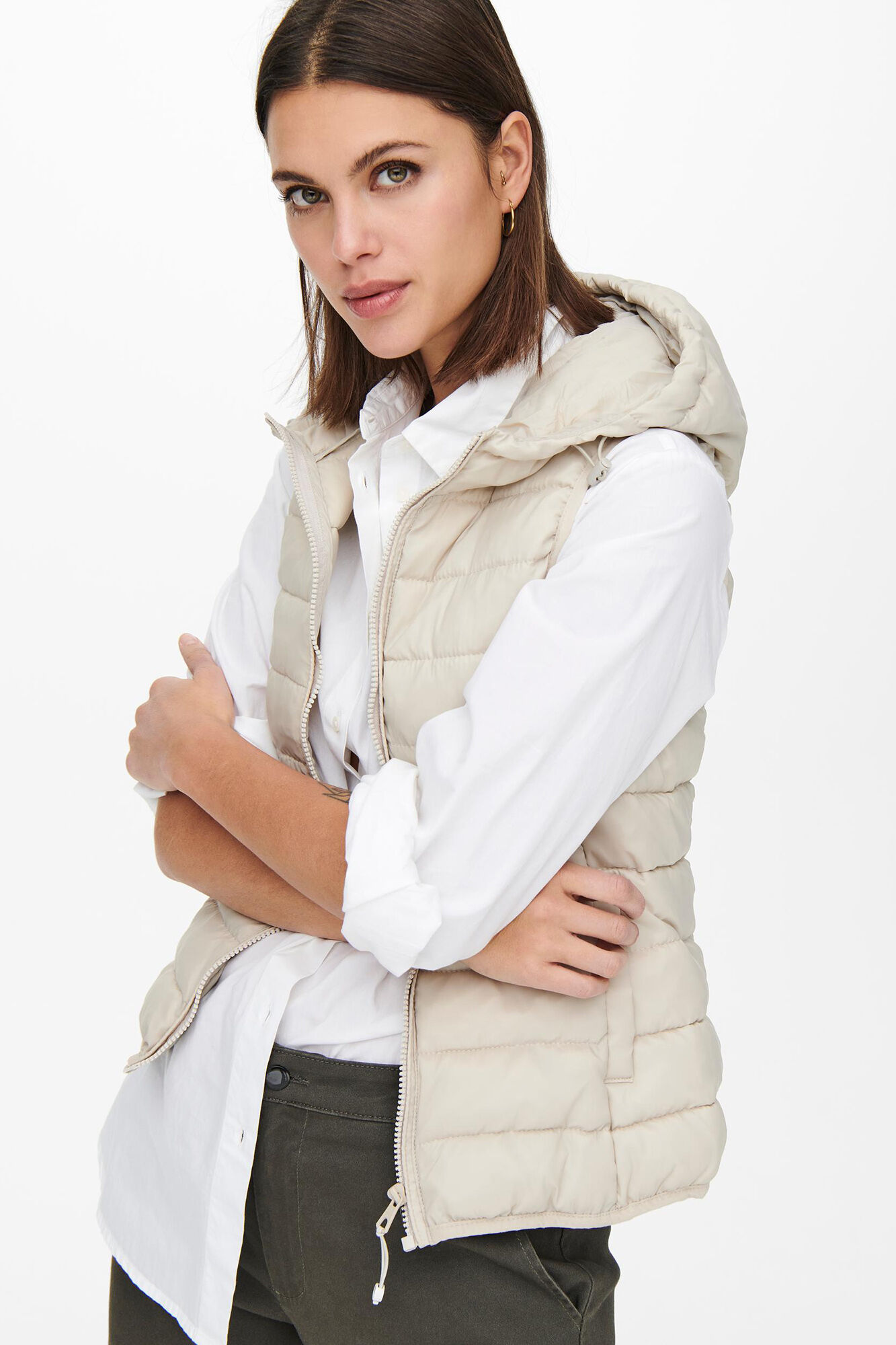 Colete feminino ultraleve com capuz.