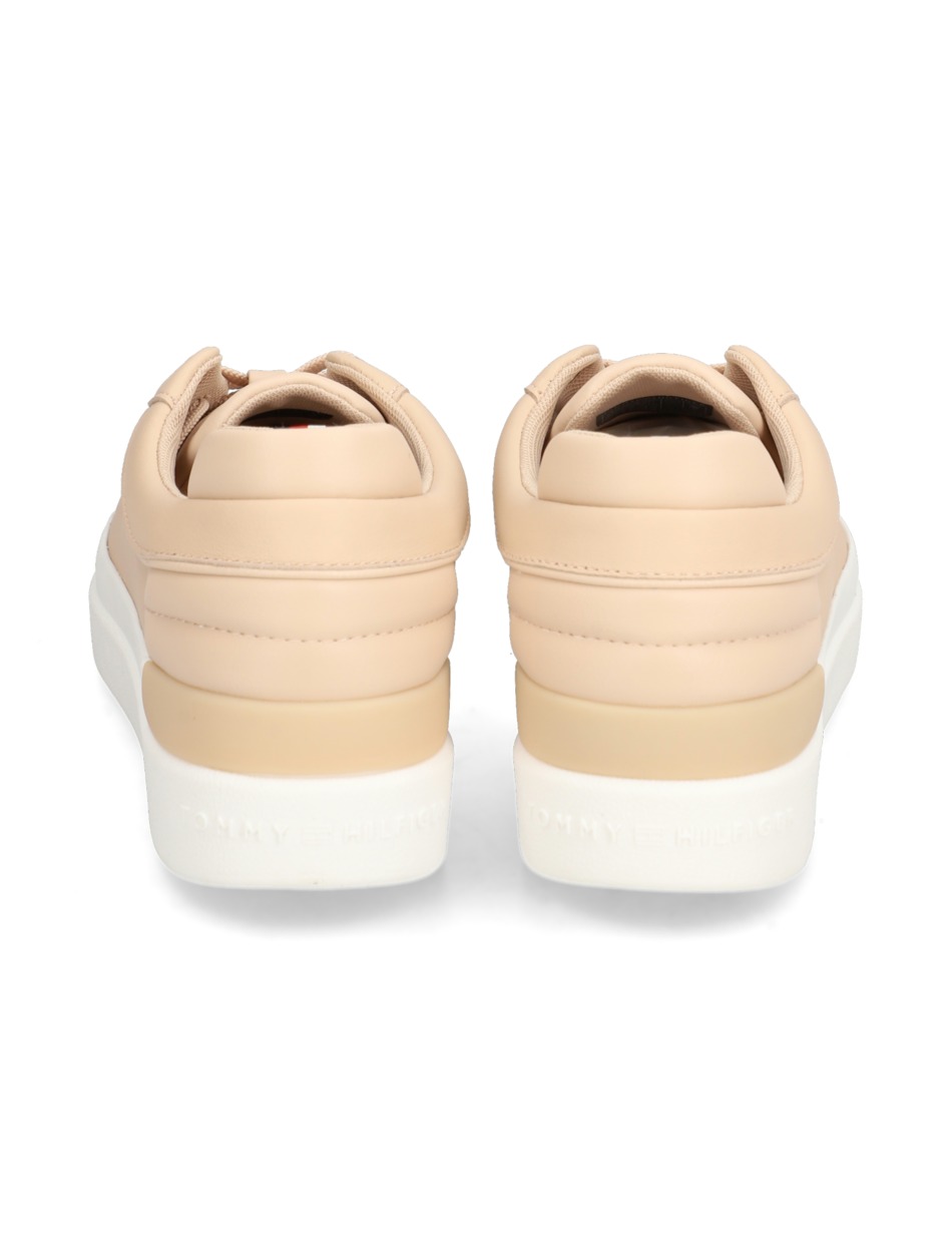 FEMININE ELEVATED SNEAKER
