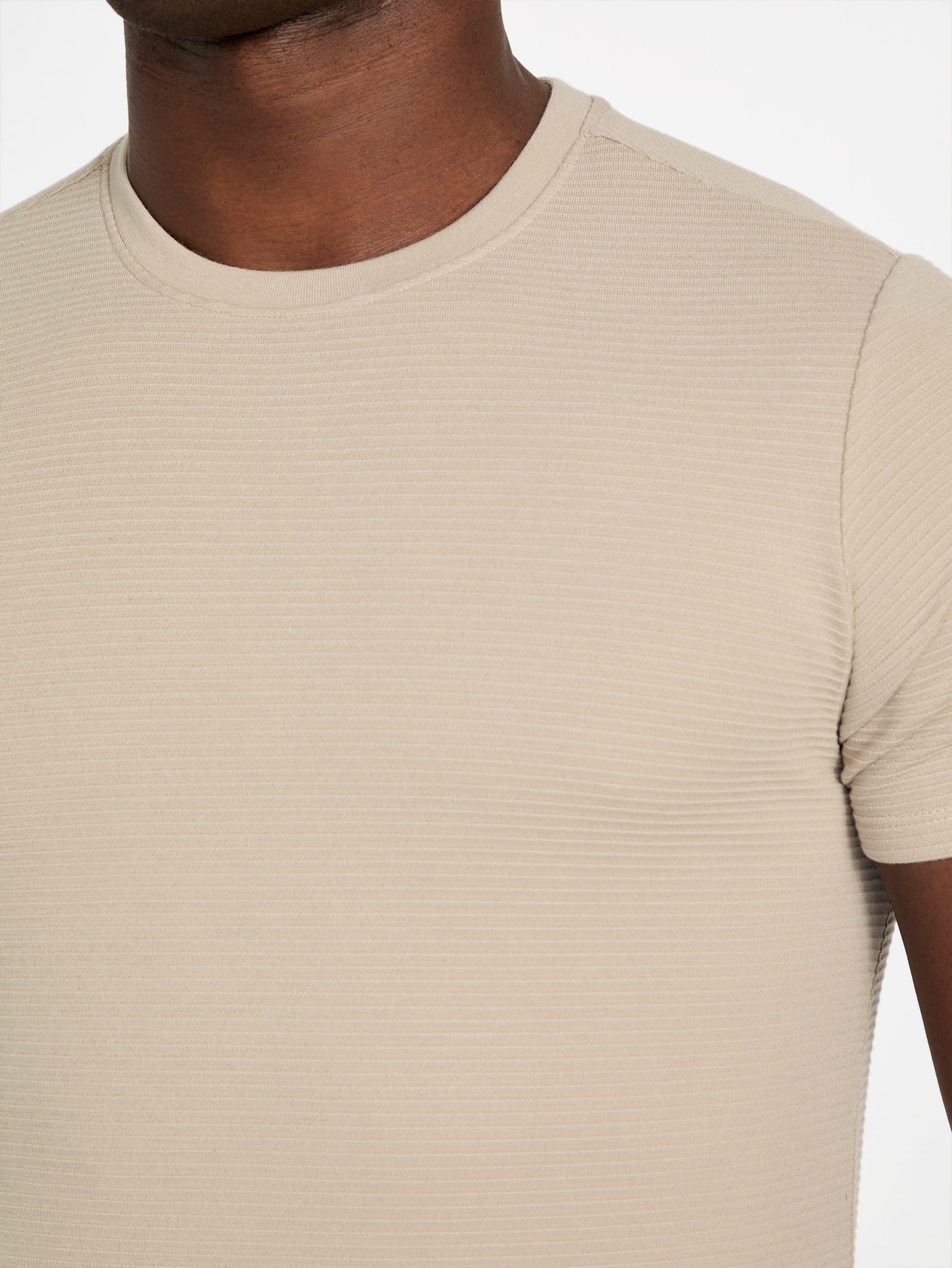 Camiseta com listras texturizadas