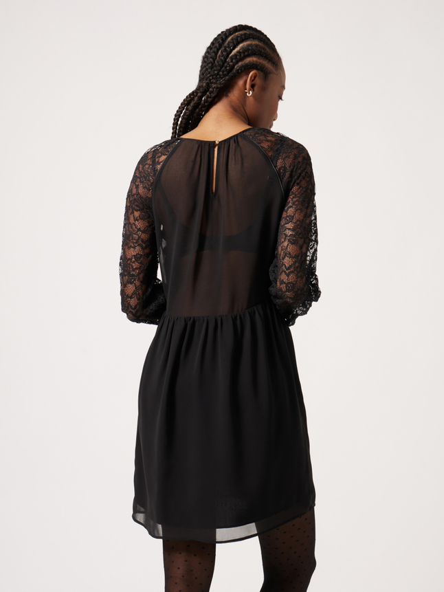 Robe manches dentelles