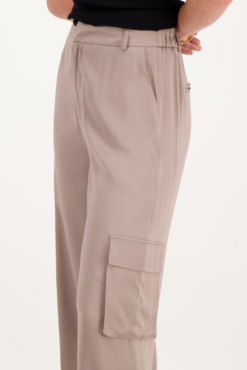 Taupe cargo wide leg met satijnen look