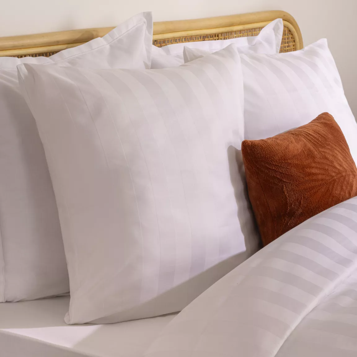 Housse de couette et deux taies satin de coton (240 x 220 cm) Isadora Blanche