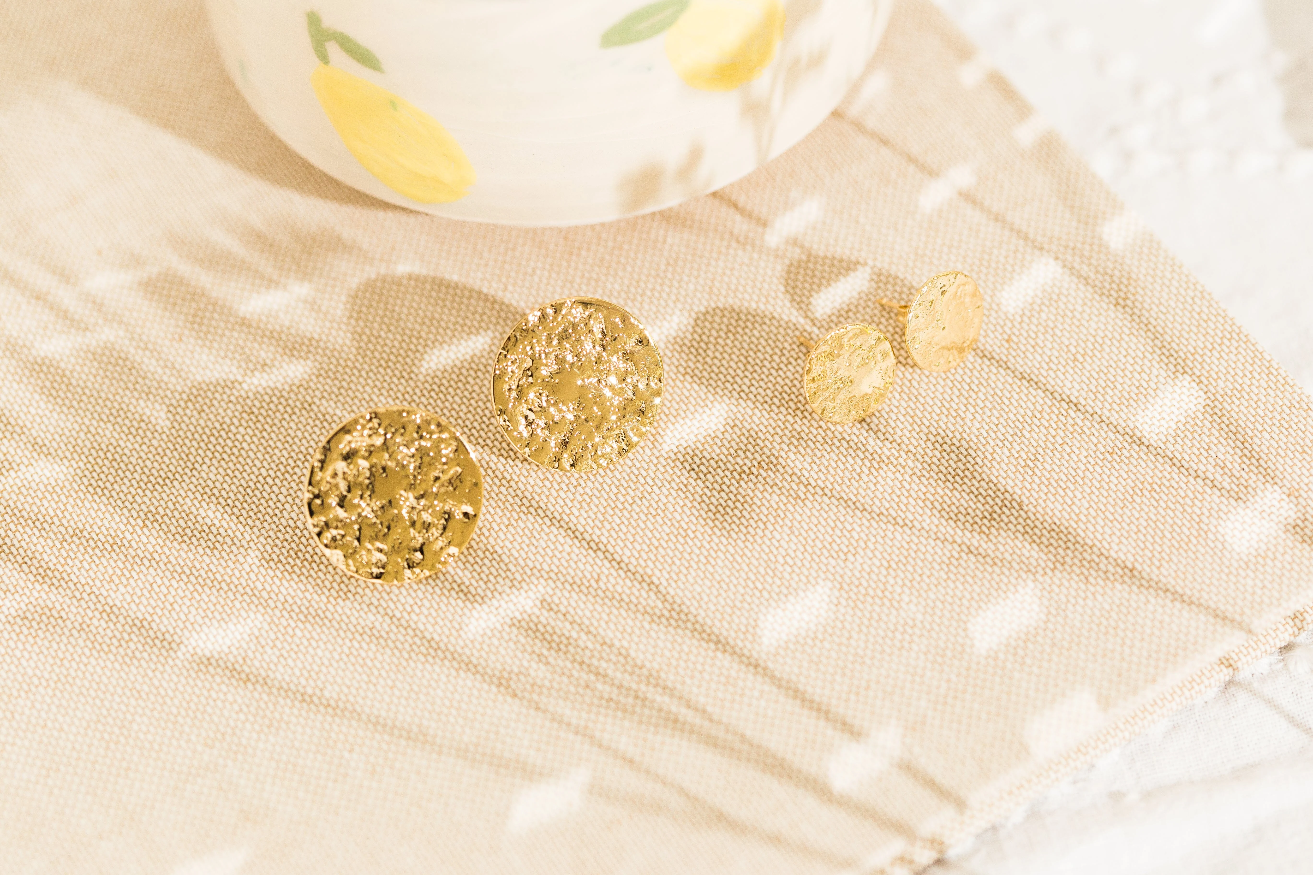 HESTIA - Boucles d'oreilles puces ronds martelés doré à l'or fin | Argent