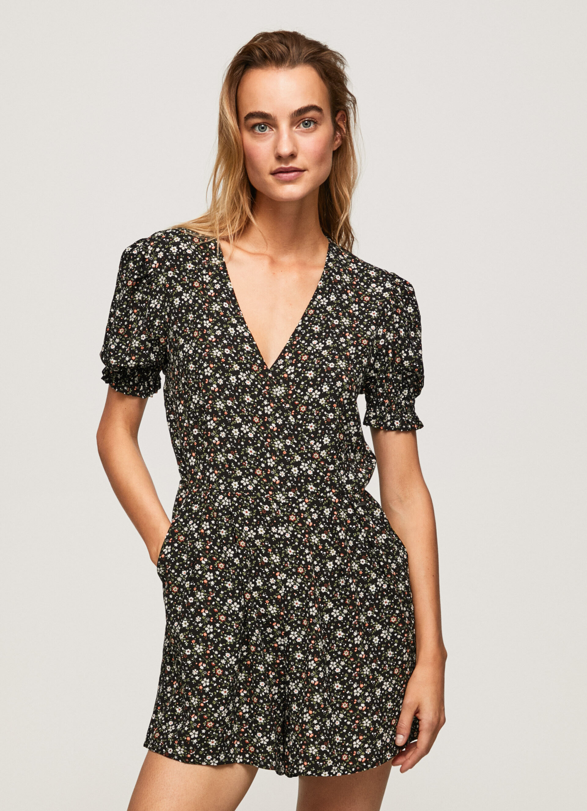 Macacão curto com estampa floral - Multicolorido
