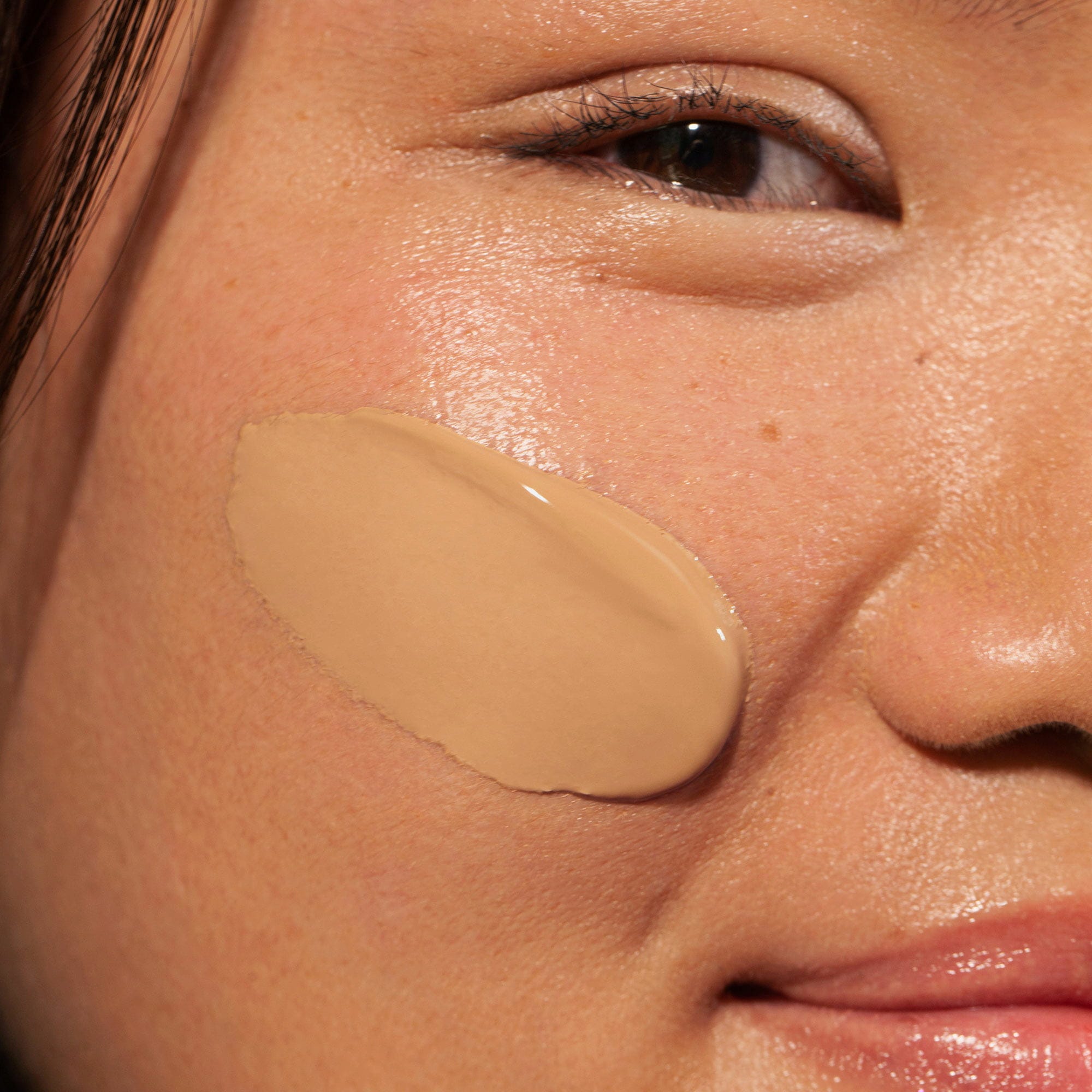 MÁDARA Organic Skincare  SKINONYM Semi-Matte Peptide Foundation, 50 Golden Sand (30 ml)