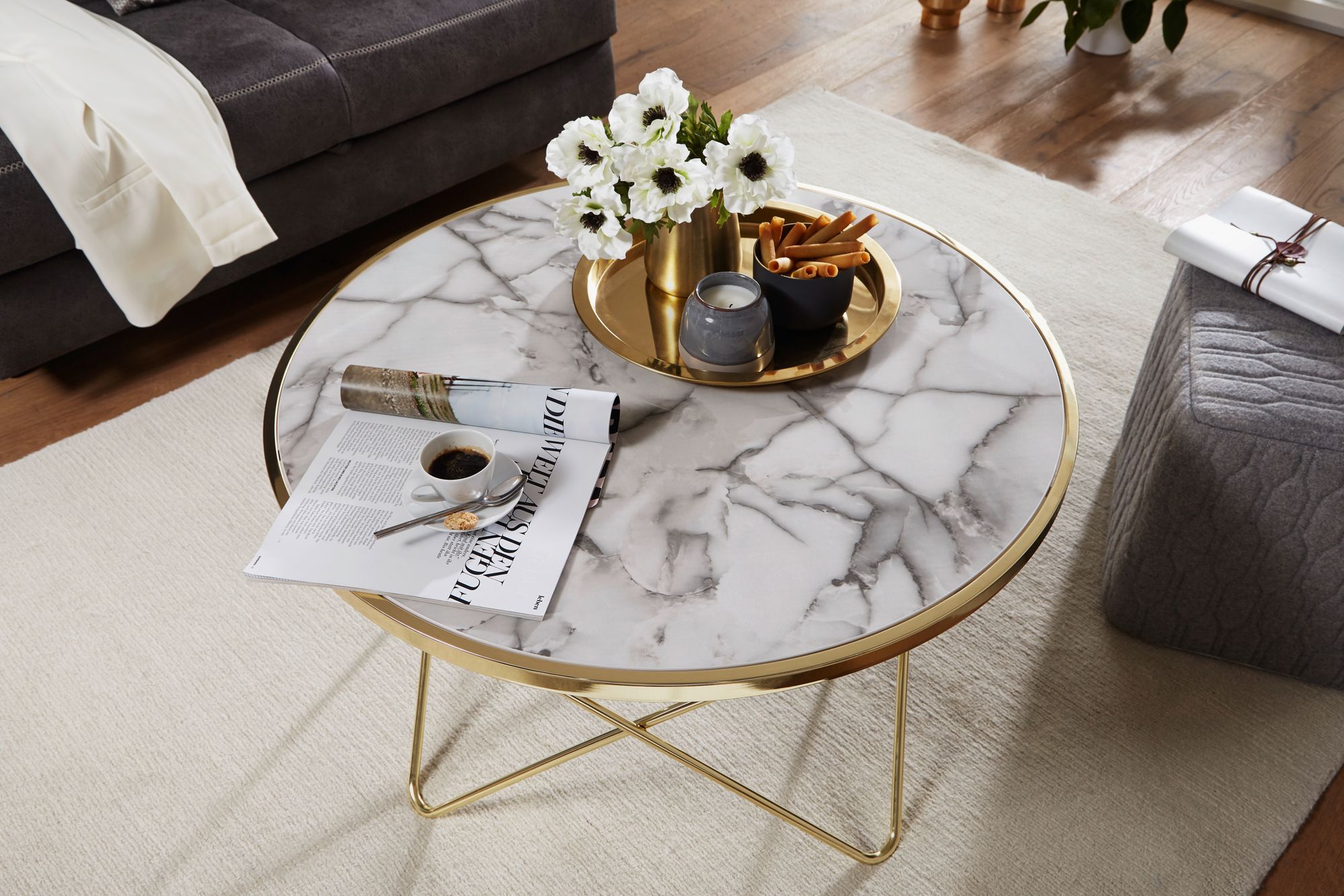 KADIMA DESIGN Marmor-Optik Couchtisch, filigranes Metallgestell in Gold, großer Wohnzimmertisch, pflegeleicht.