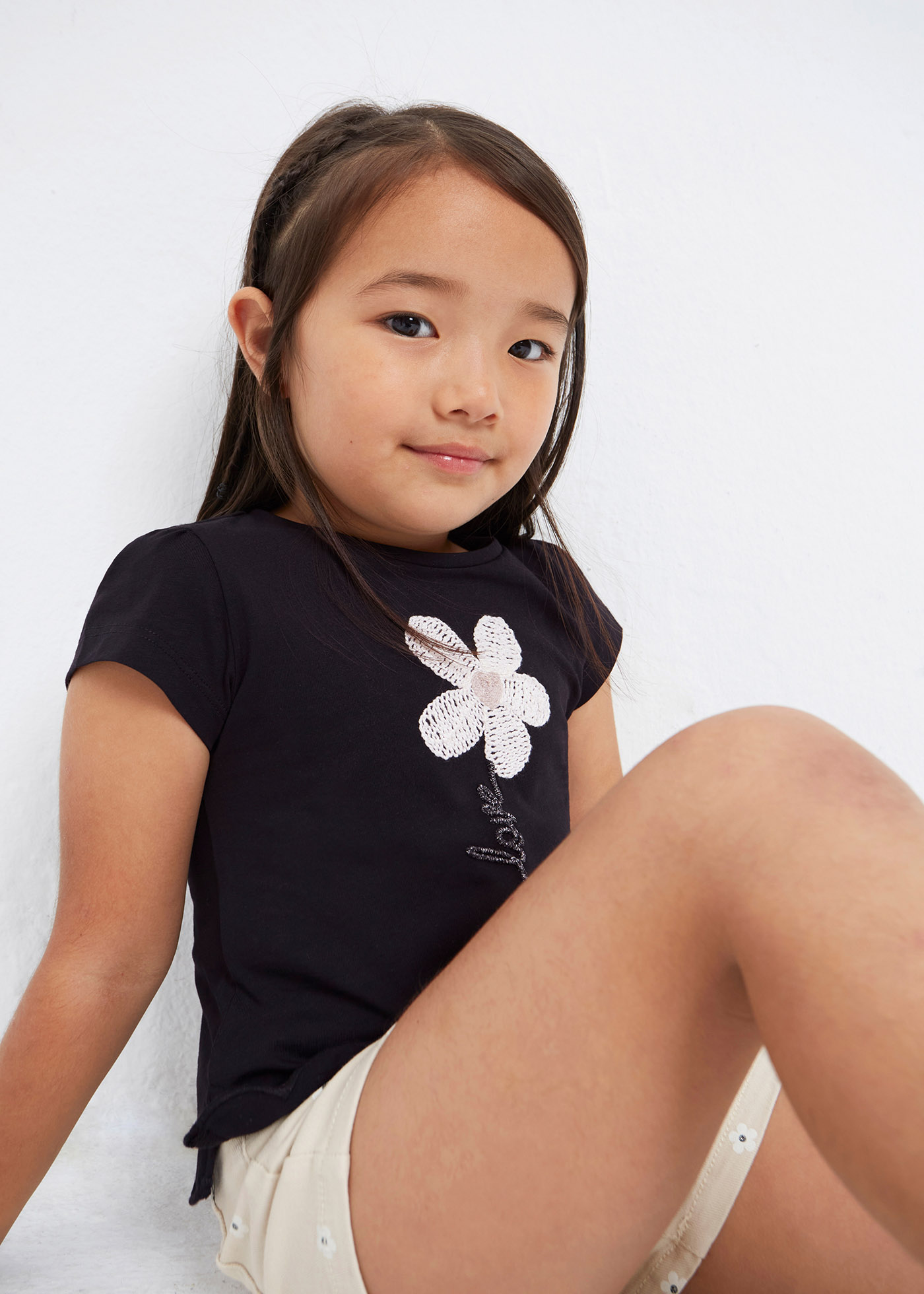 Camiseta feminina de algodão de manga curta com estampa bordada.