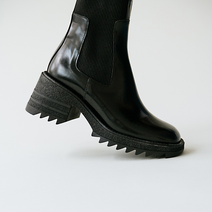 Boots à élastiques et semelles crantées  en cuir glacé noir