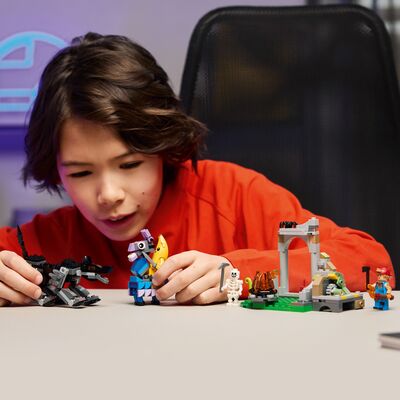 LEGO Fortnite 77075 Peely og Sparkplug slår leir på sletten