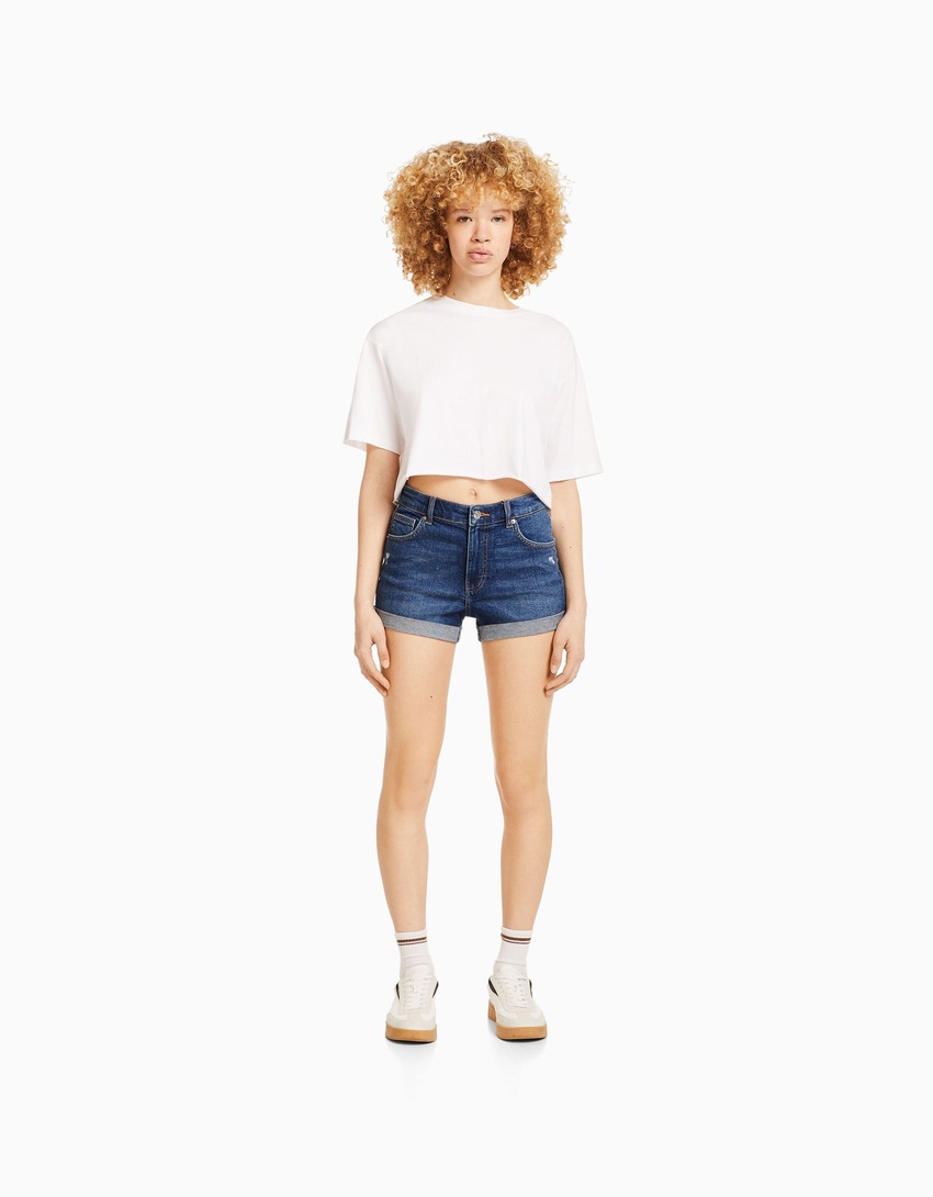 Shorts jeans com a barra dobrada
