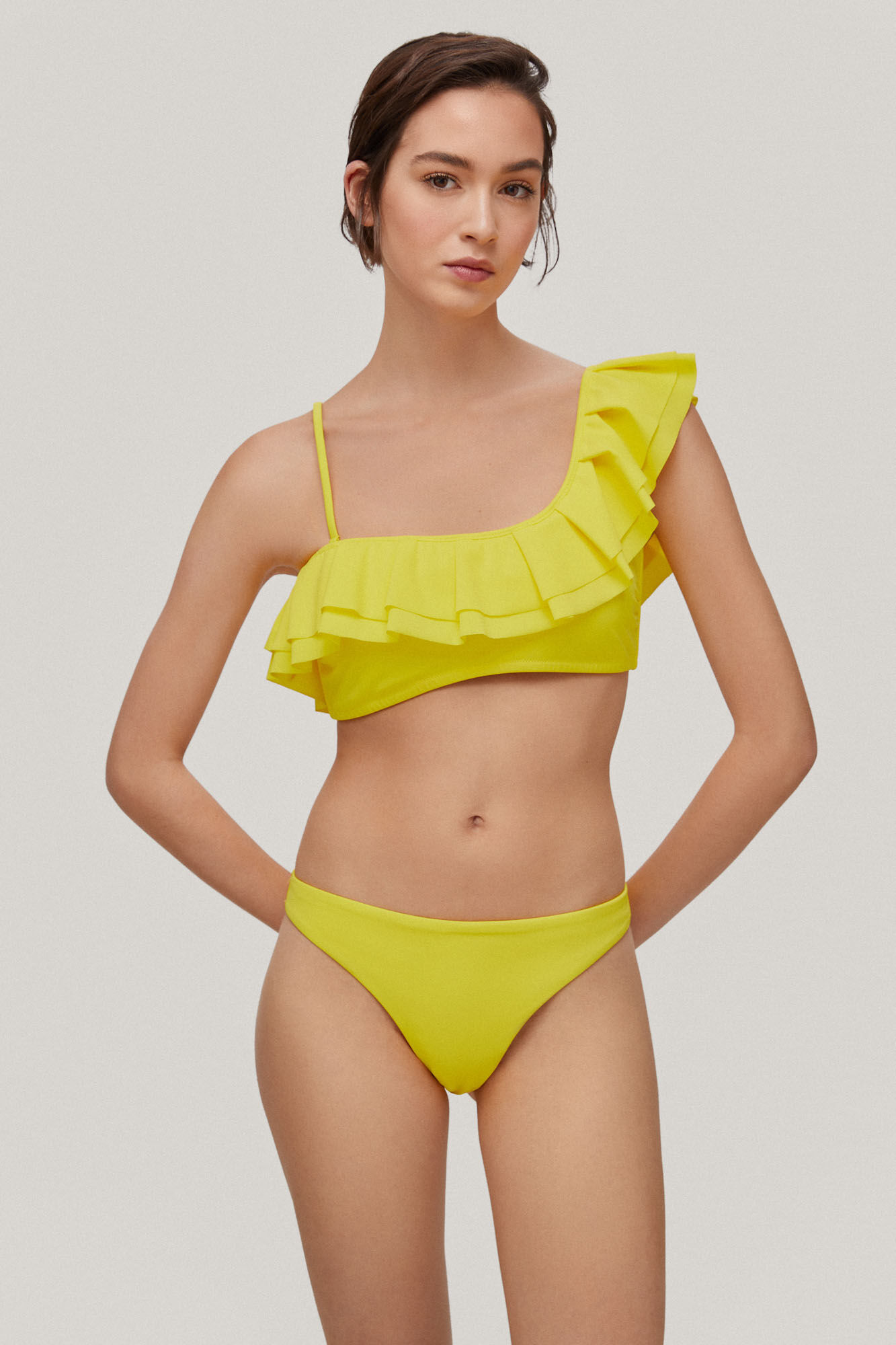 Top de biquíni assimétrico com babados - Amarelo
