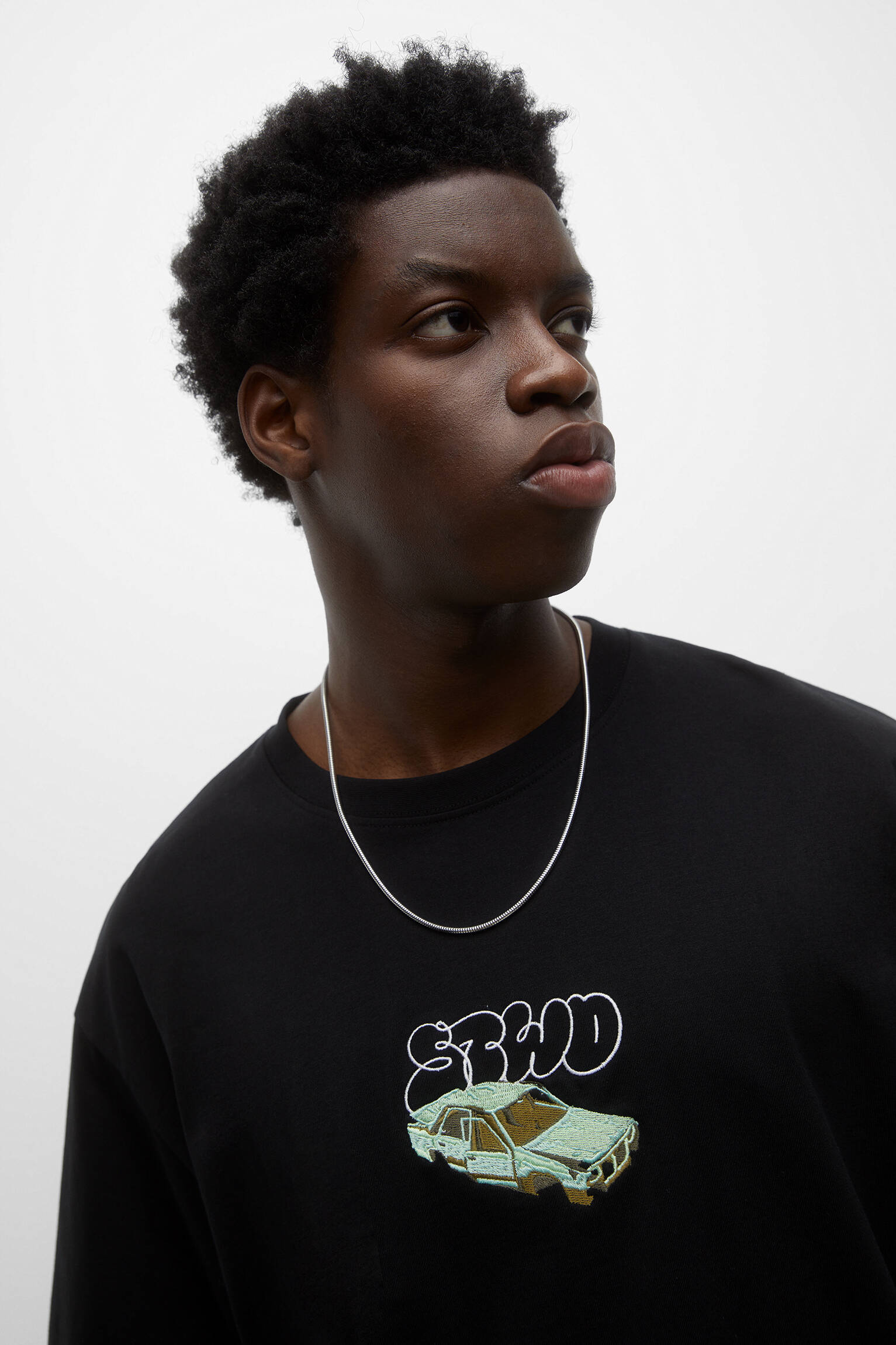 CAMISETA DE MANGA CURTA BORDADA - PRETA