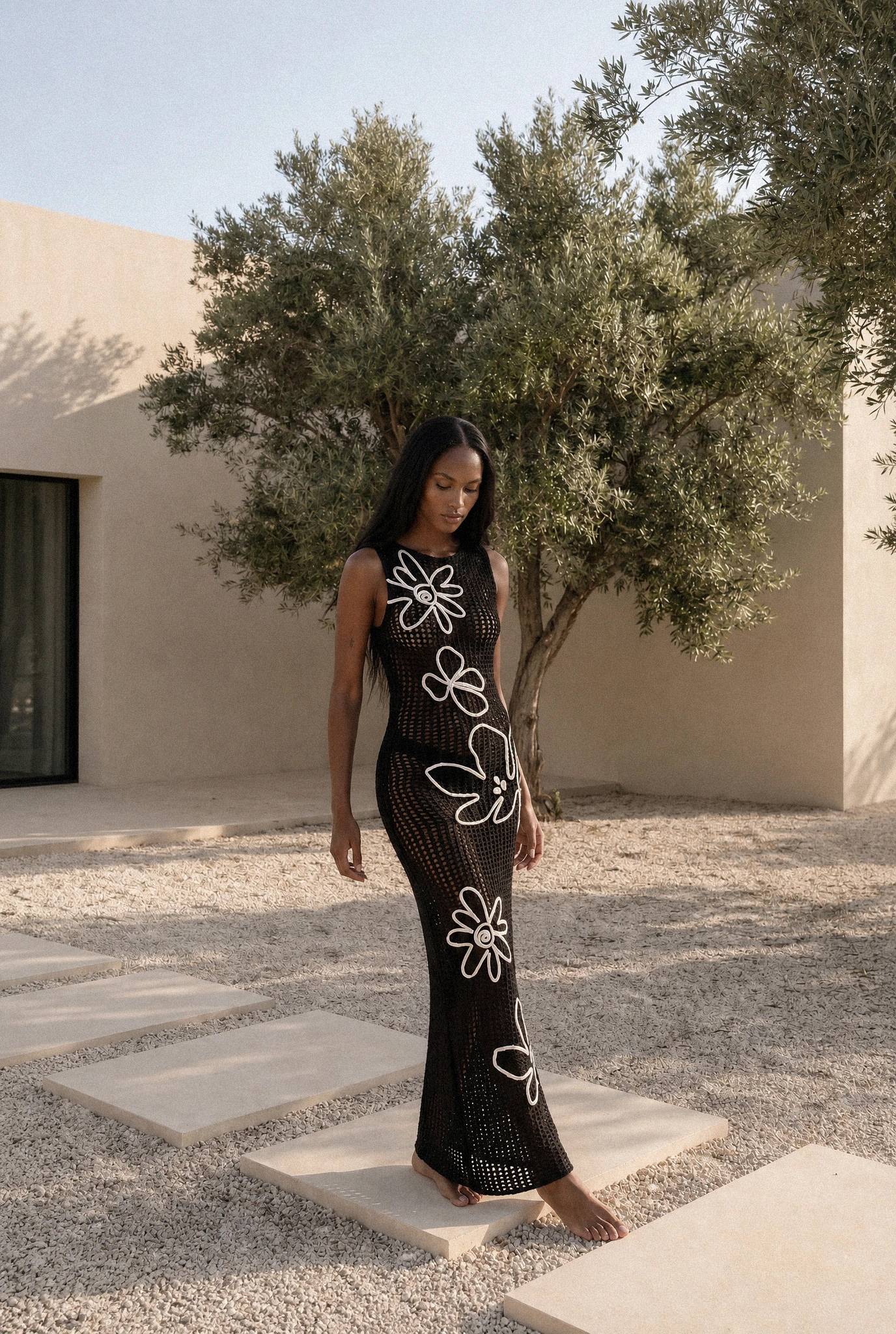 Noir Robe Longue En Crochet Avec Détails De Fleurs Contrastées Et Cordons