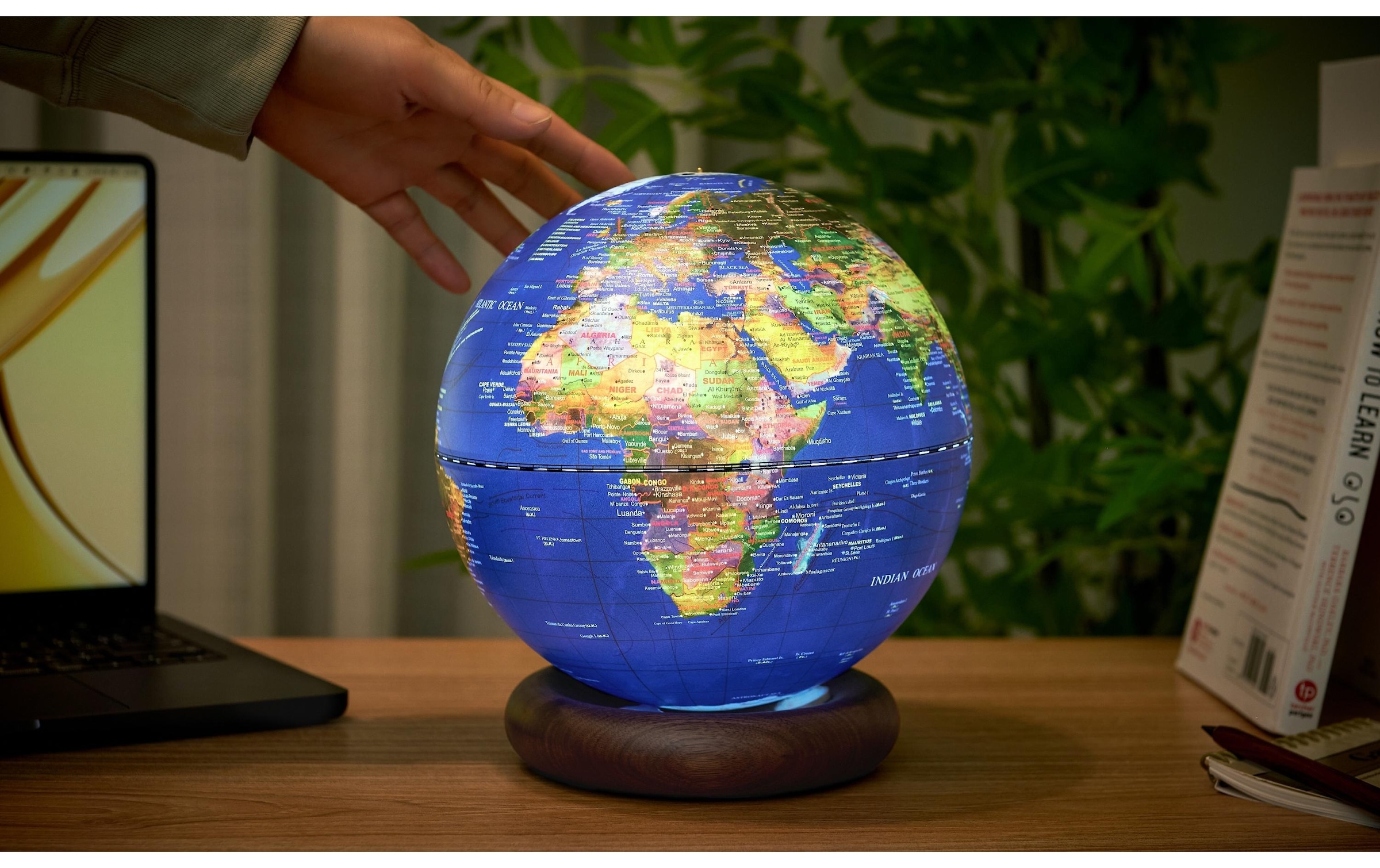 LED Dekofigur »AtlasGlobe 20 cm« Holzart: Esche (China)