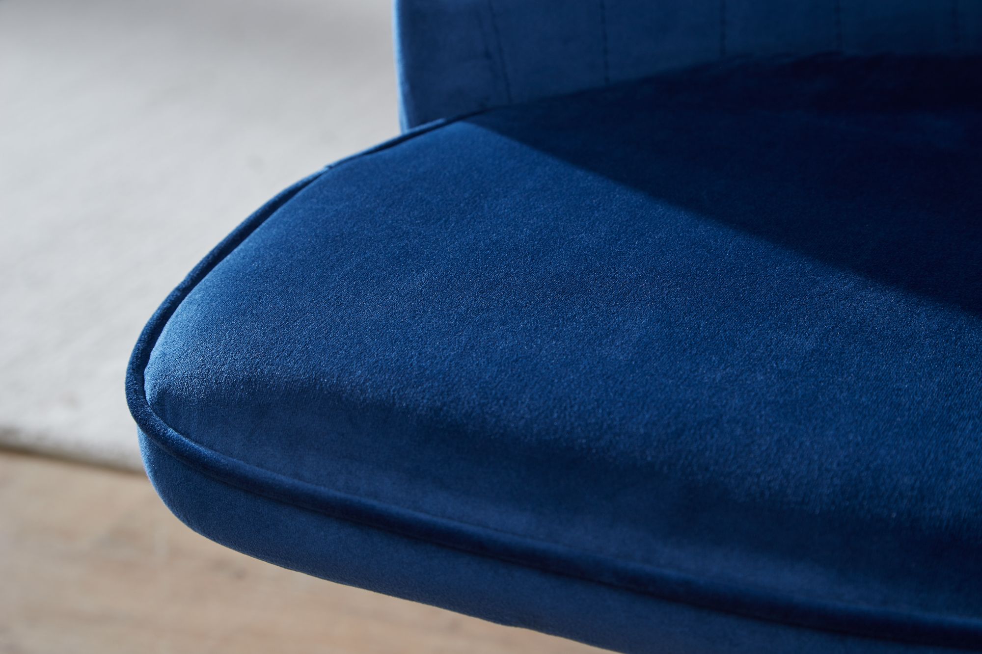 KADIMA DESIGN Samt Drehstuhl TANARO: Höhenverstellbar, 360° drehbar, Samtbezug, Eisenuntergestell, 120 kg Belastung.