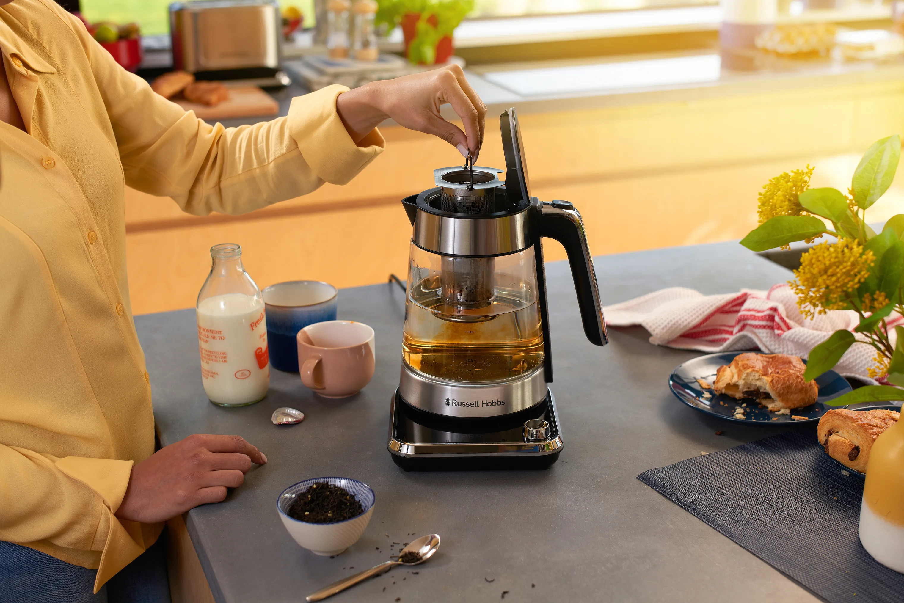 Russell Hobbs Attentiv Elkedel